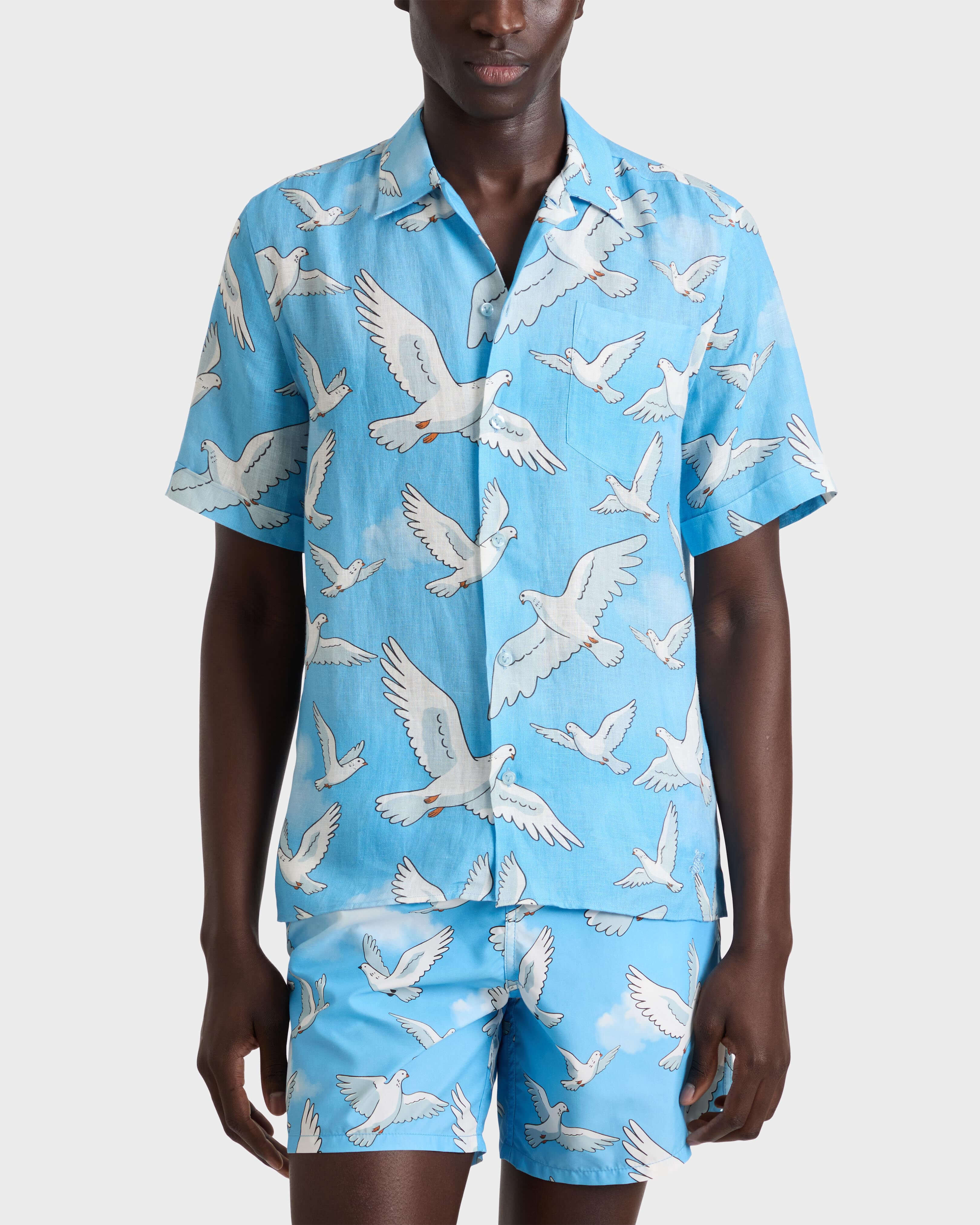 Men Linen Bowling Shirt Doves - Vilebrequin x 3.PARADIS JAIPUY frontworn view