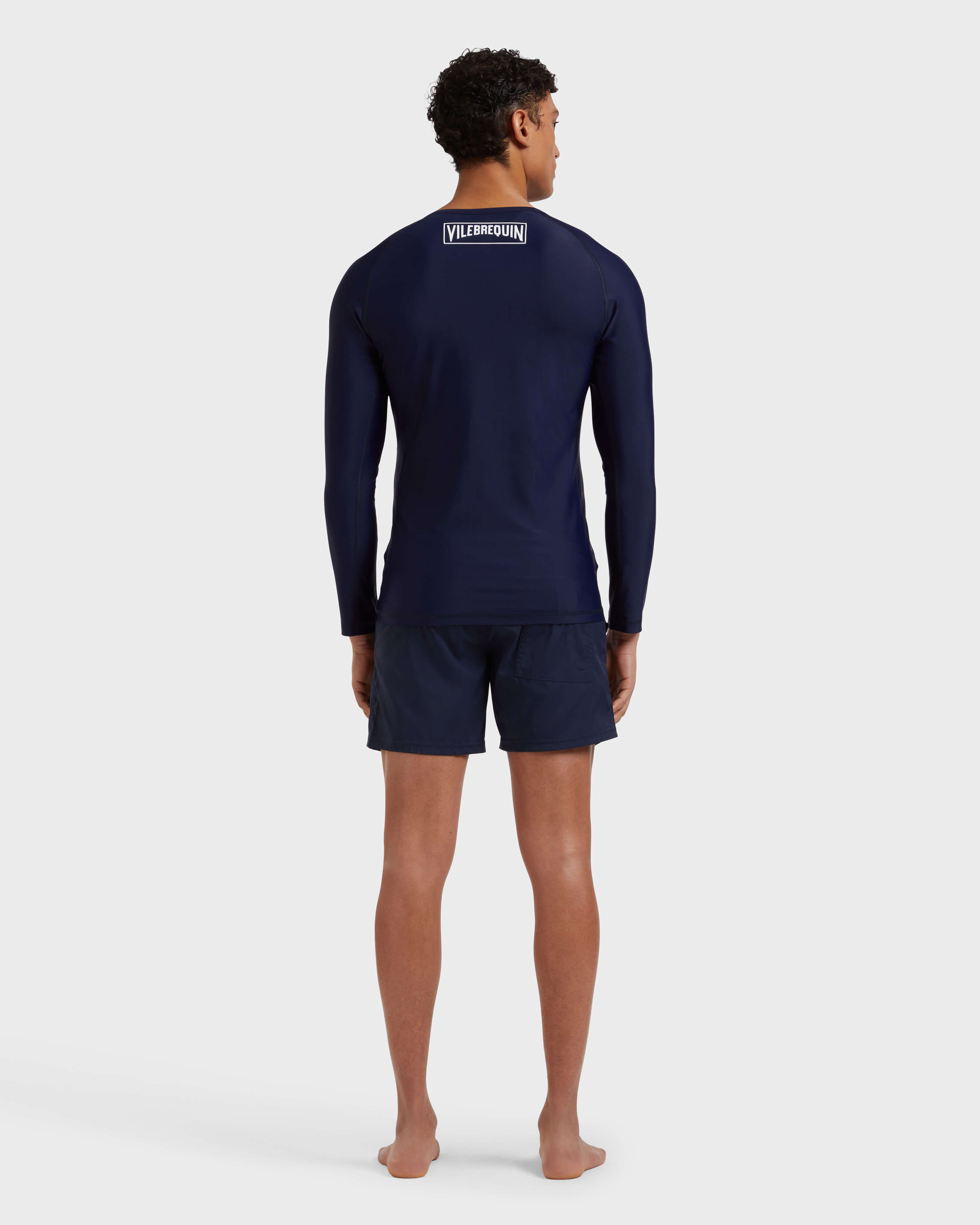 Camiseta de baño de color liso con cremallera y protección solar para hombre AZUL MARINO backworn view