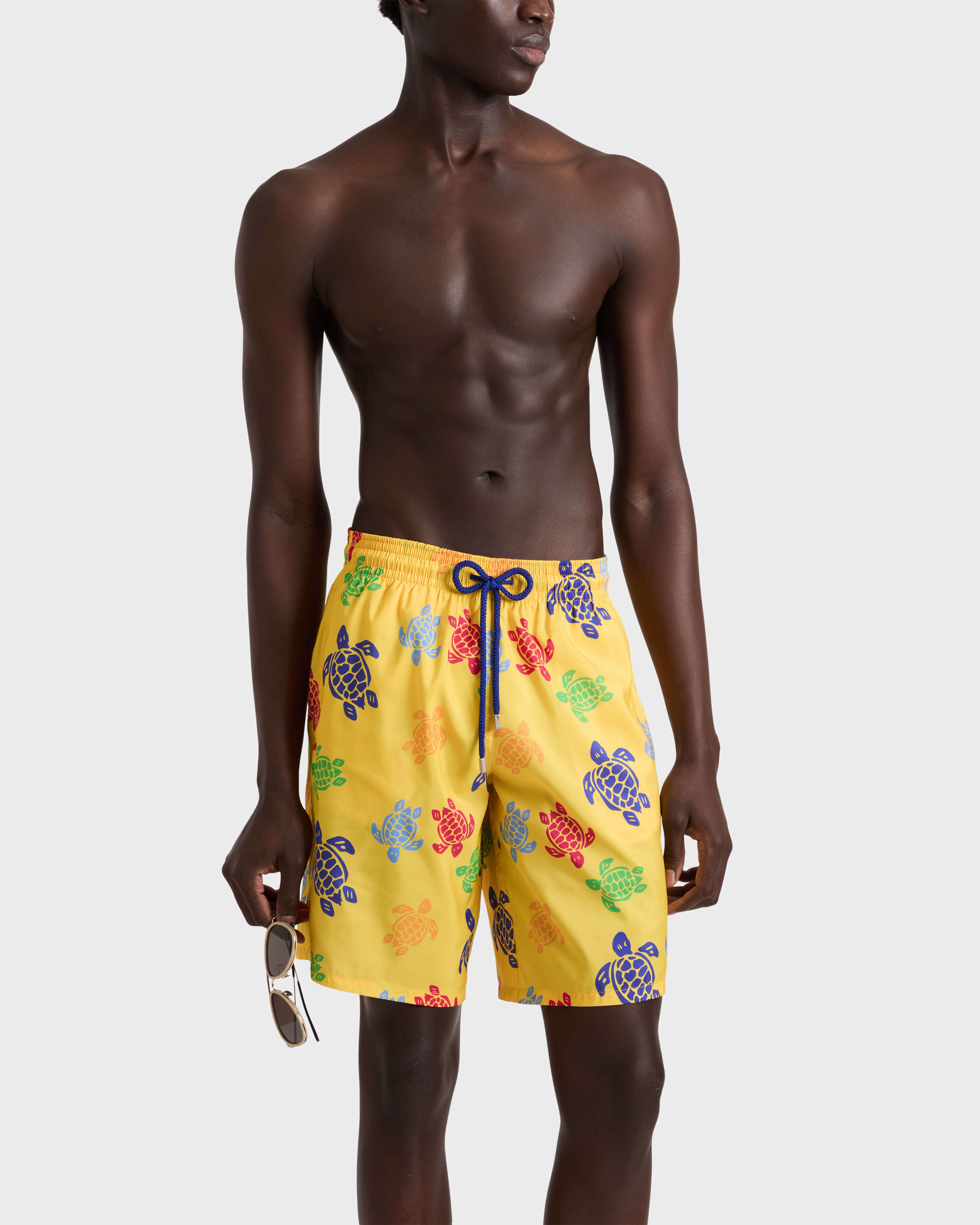 Ultraleichte und verstaubare, lange Tortues Multicolores Badeshorts für Herren MAIS frontworn view