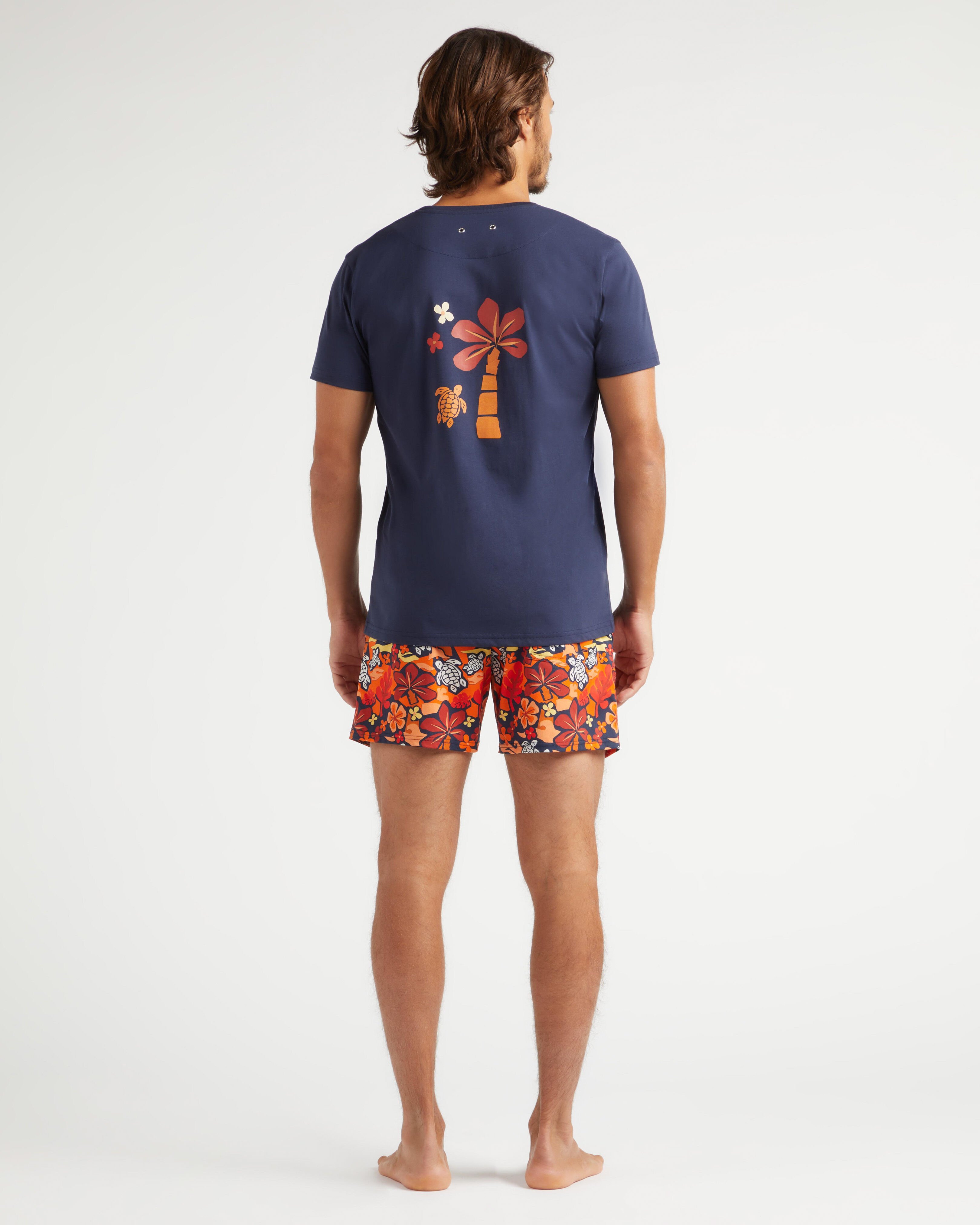 T-shirt uomo in cotone biologico con stampa Turtles Monoi sul retro BLU MARINE backworn view