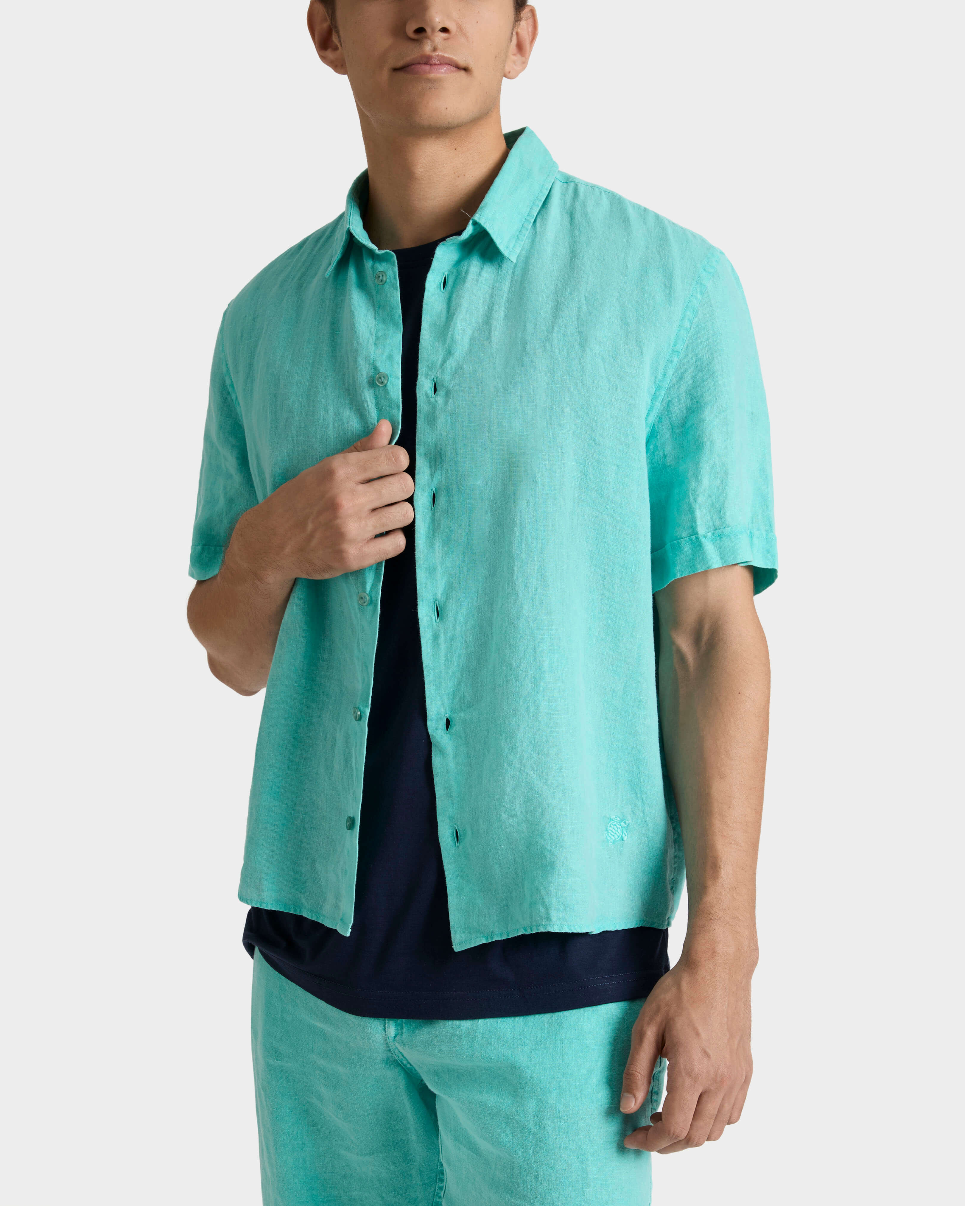 Camisa de bolos de lino con tinte mineral para hombre AVENTURINE frontworn view
