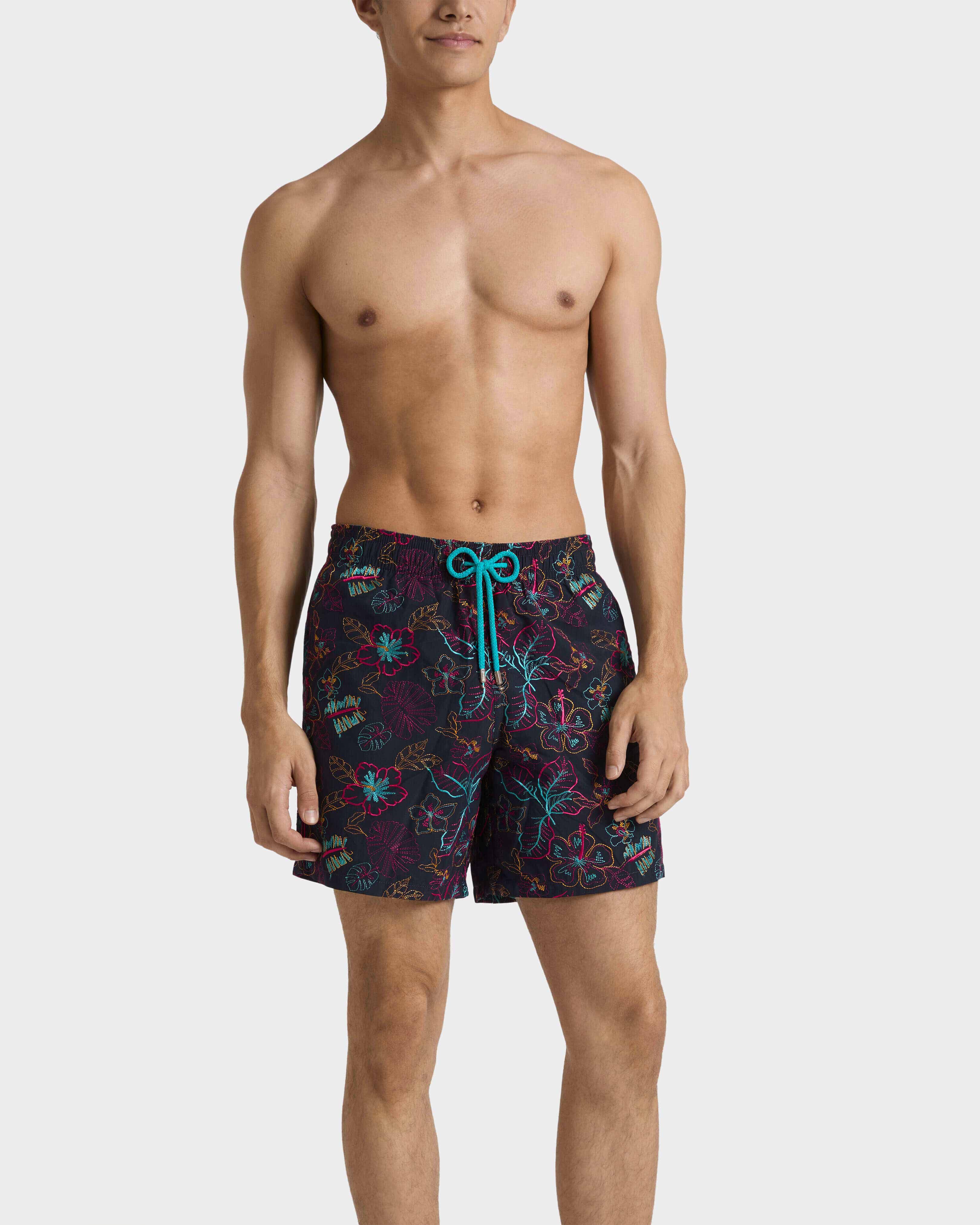 Bañador con bordado Island Flowers para hombre - Edición limitada AZUL MARINO frontworn view