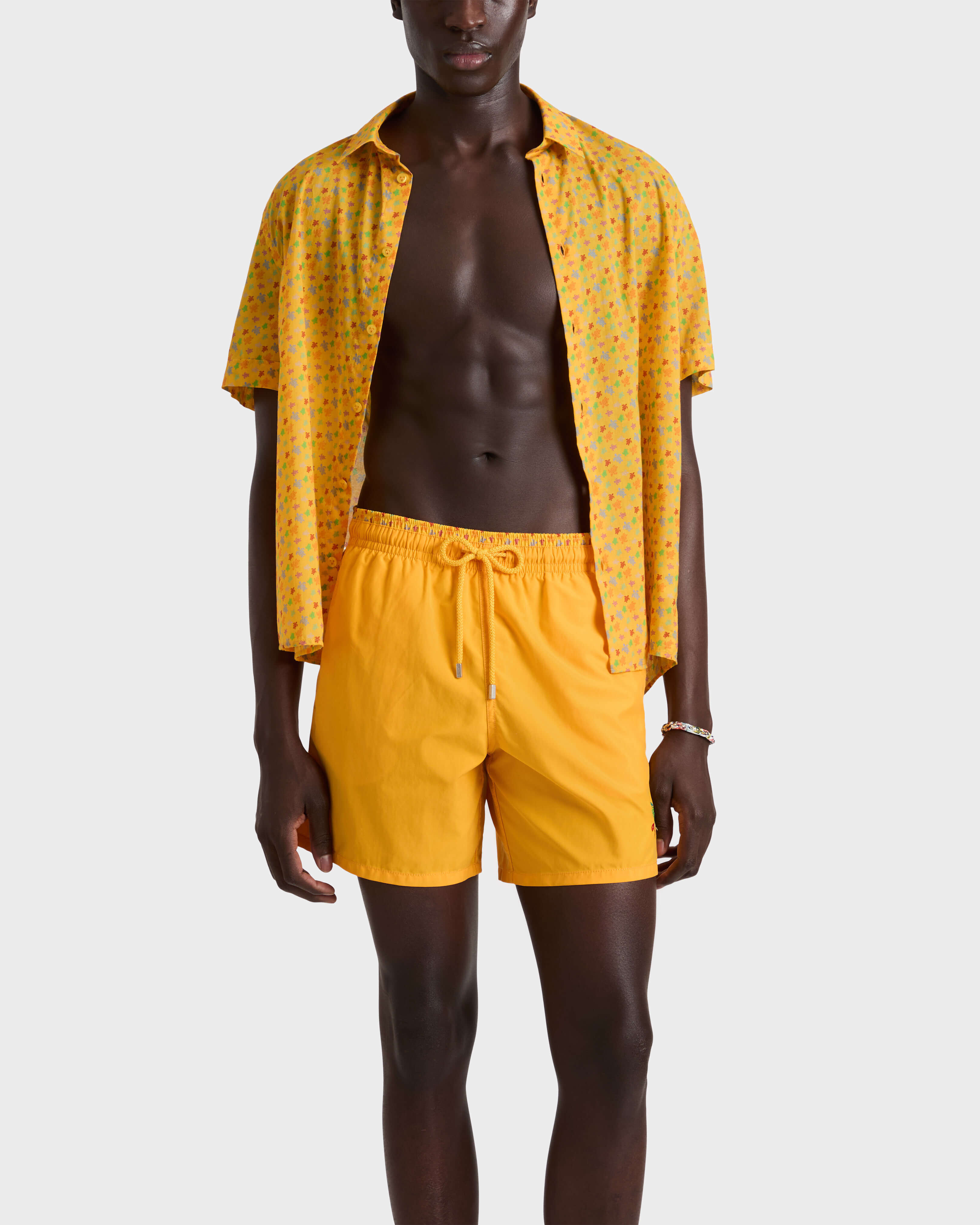 Zweifarbige Micro Ronde des Tortues Badeshorts für Herren MANGO frontworn view