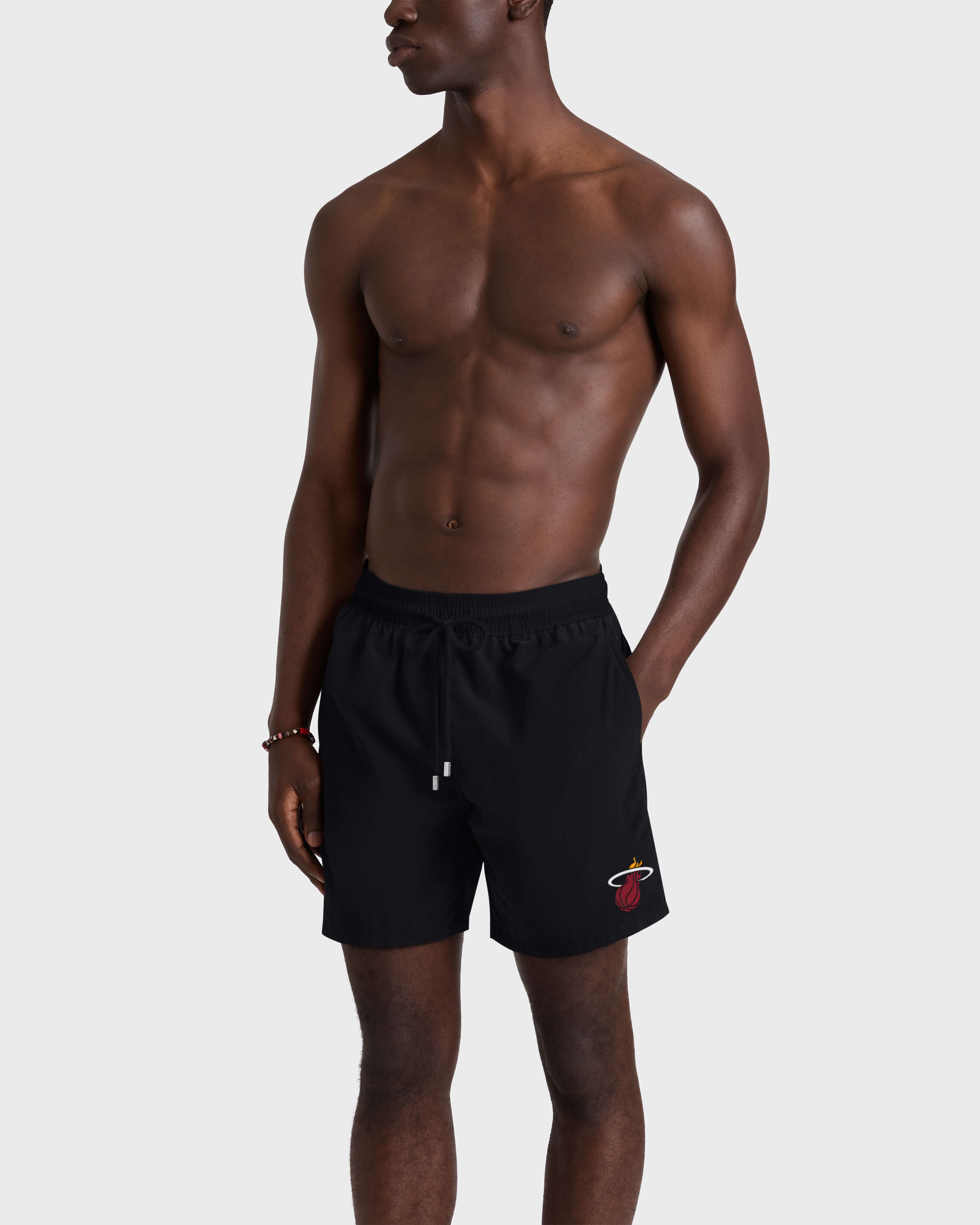 Bañador con parche bordado de Miami Heat para hombre - Vilebrequin x Miami Heat NEGRO frontworn view