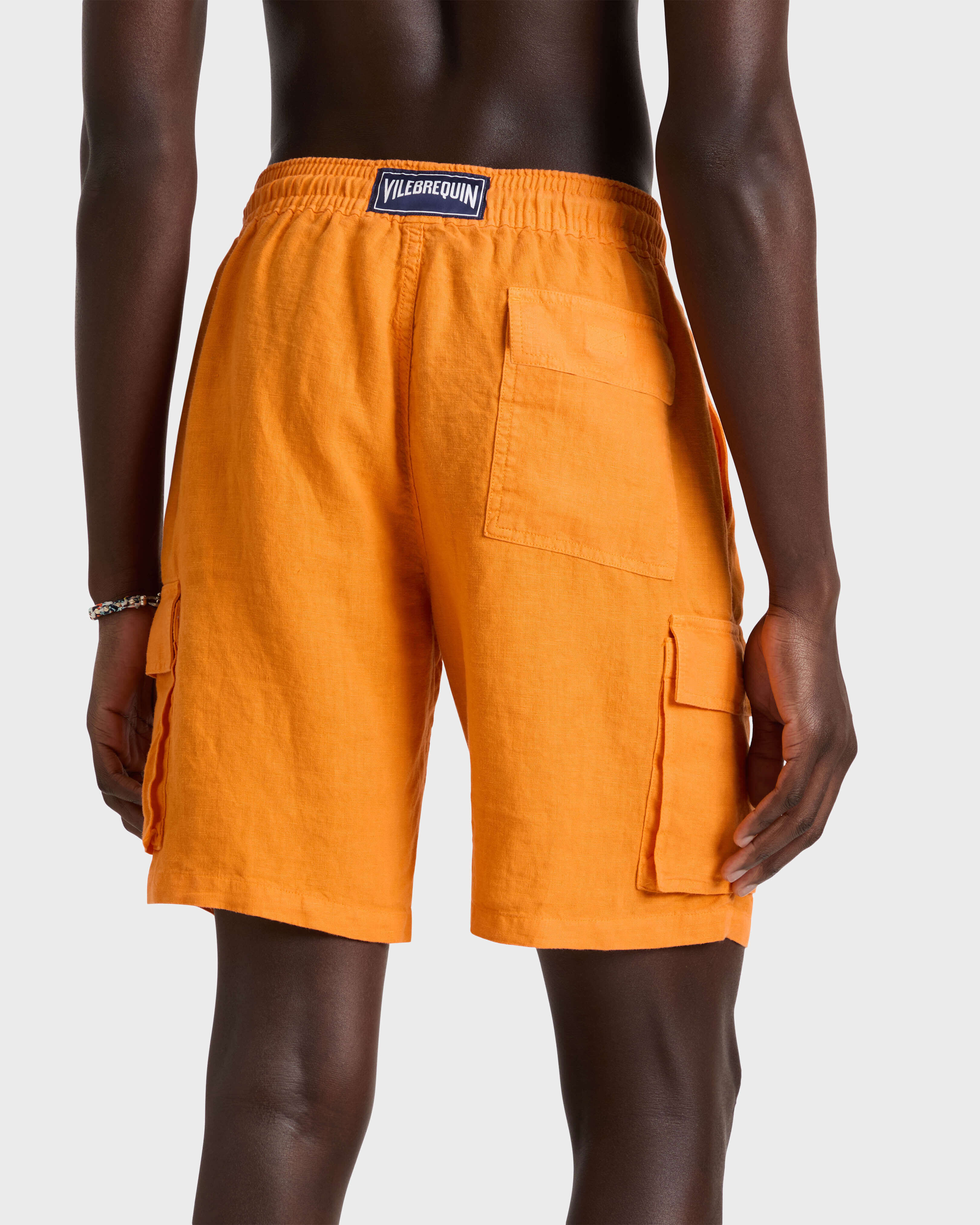 Bermudas de lino para hombre con bolsillos cargo VITAMIN backworn view