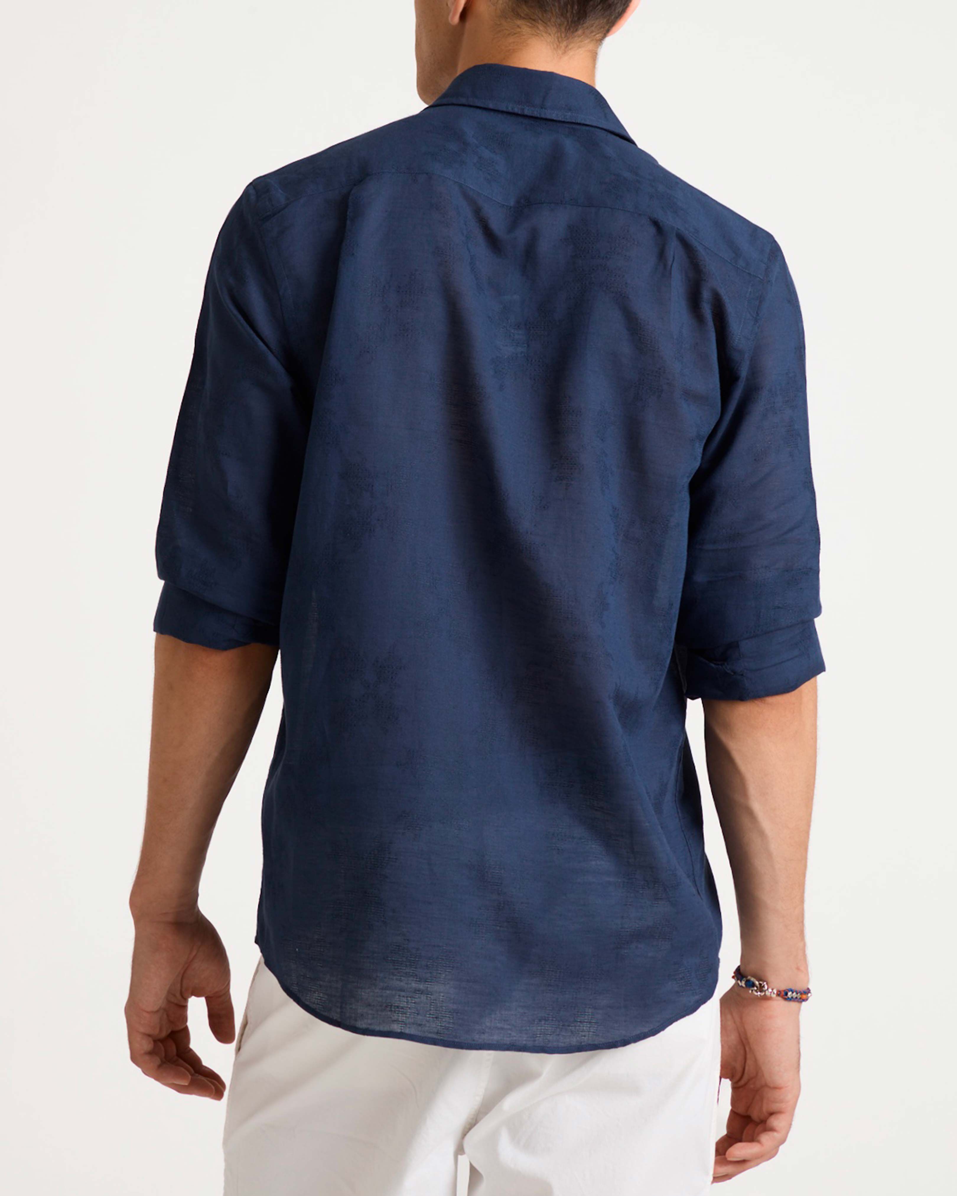 Camisa de lino y algodón Turtle Monogram para hombre AZUL MARINO backworn view