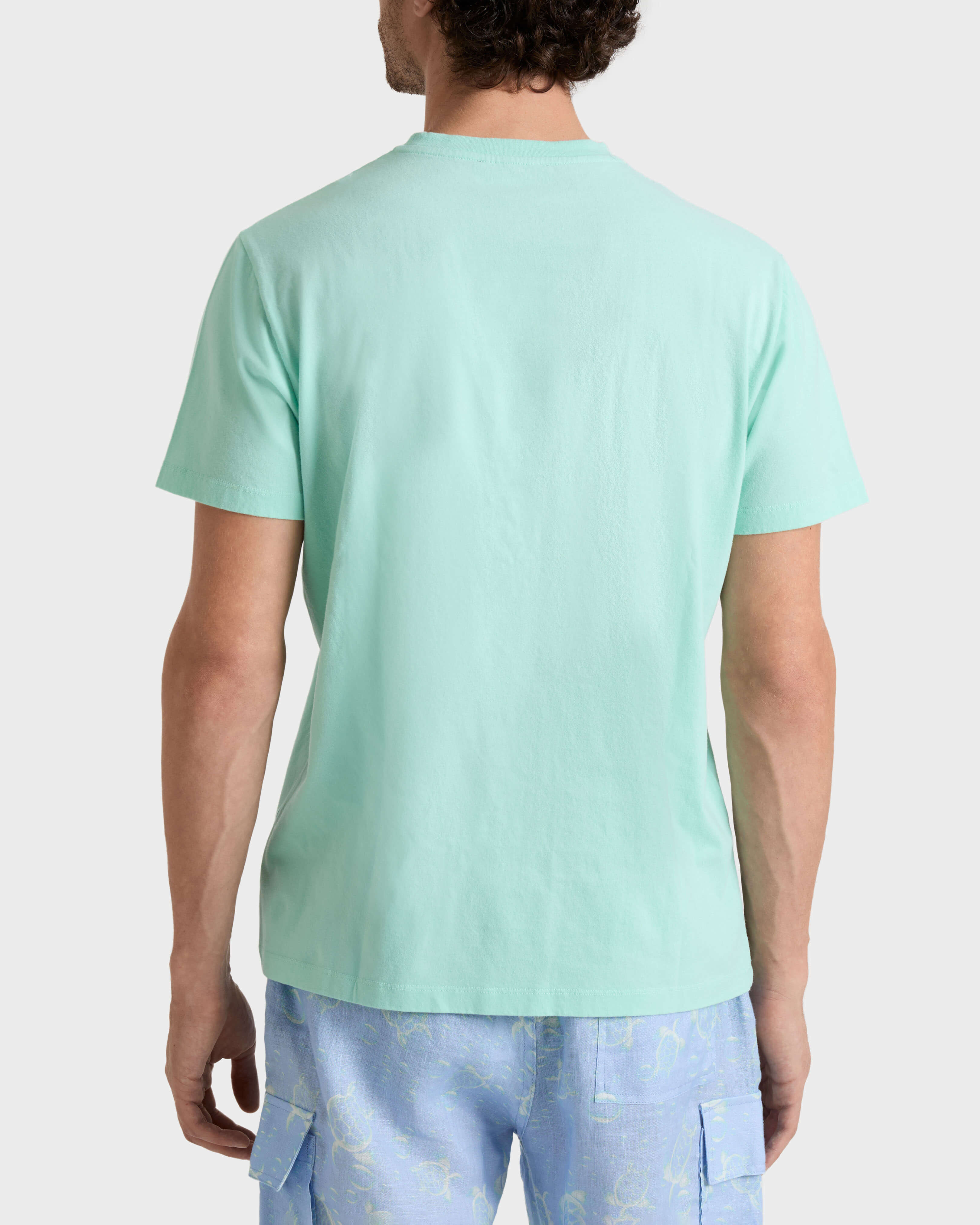 Camiseta de algodón orgánico con bordado Big Turtle para hombre CARIBBEAN backworn view