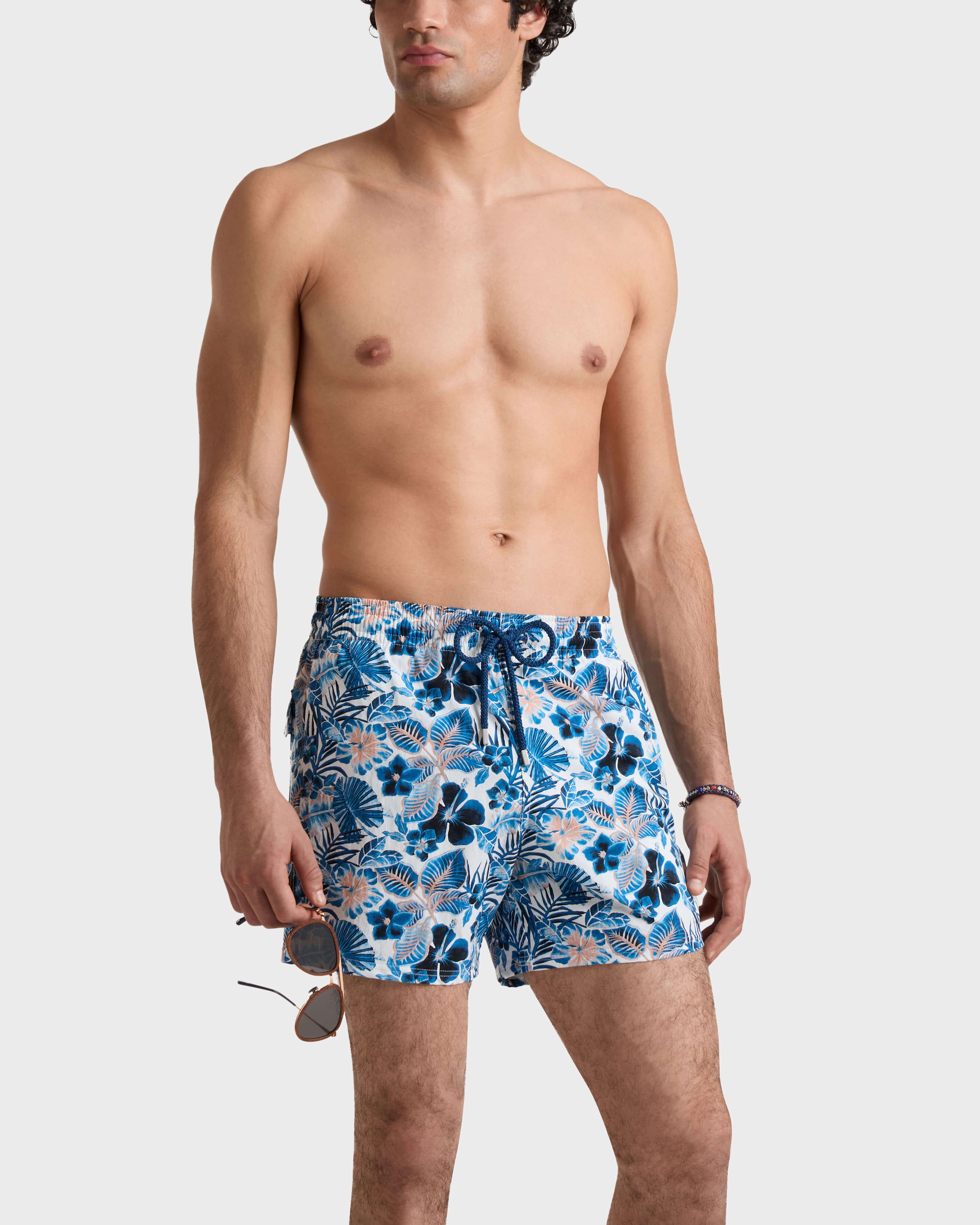 Kurze Island Flowers Stretch-Badeshorts für Herren WEISS frontworn view