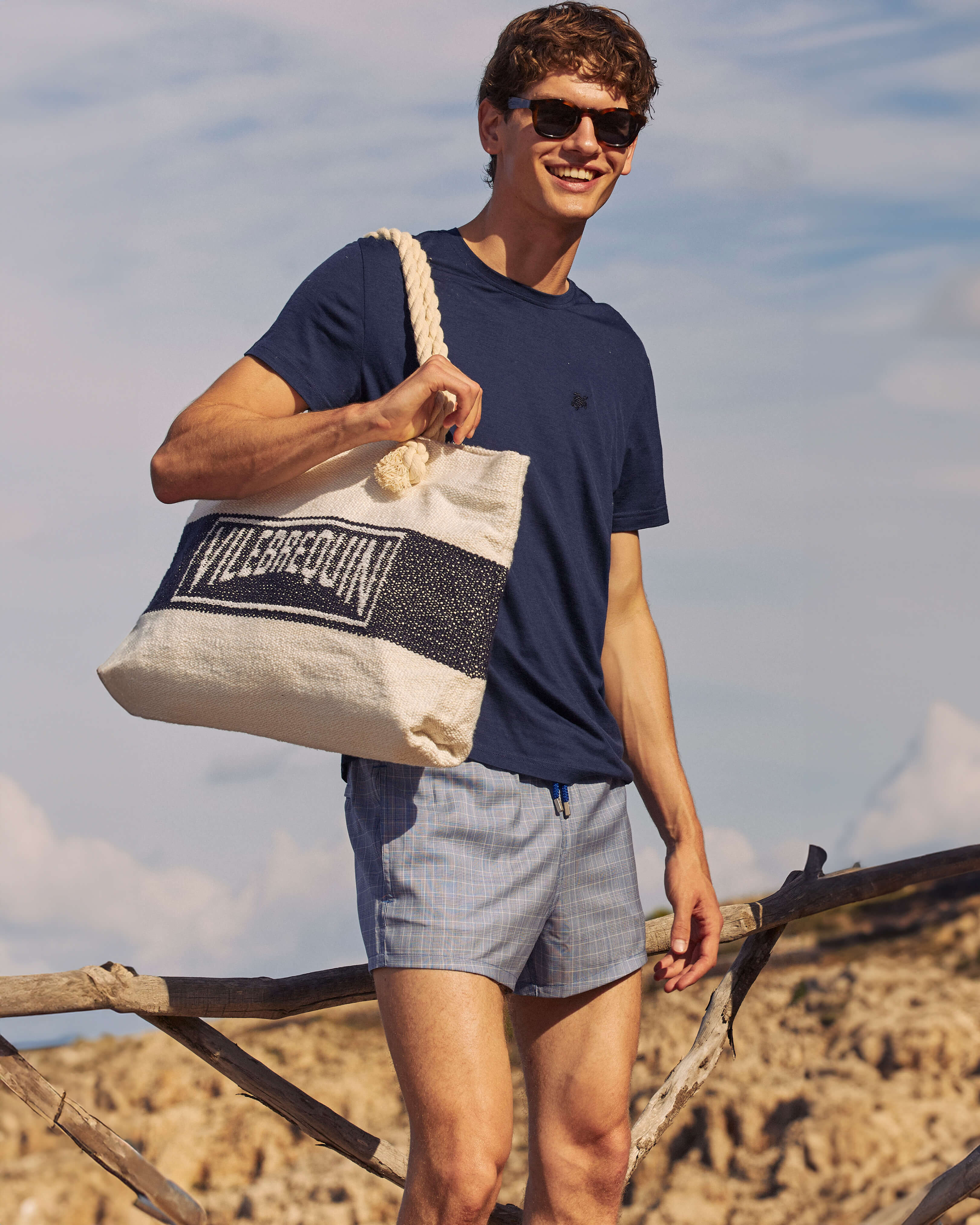 Pantaloncini mare uomo in lana ultrafine Prince of Wales Check VERSAILLES lifestyle view