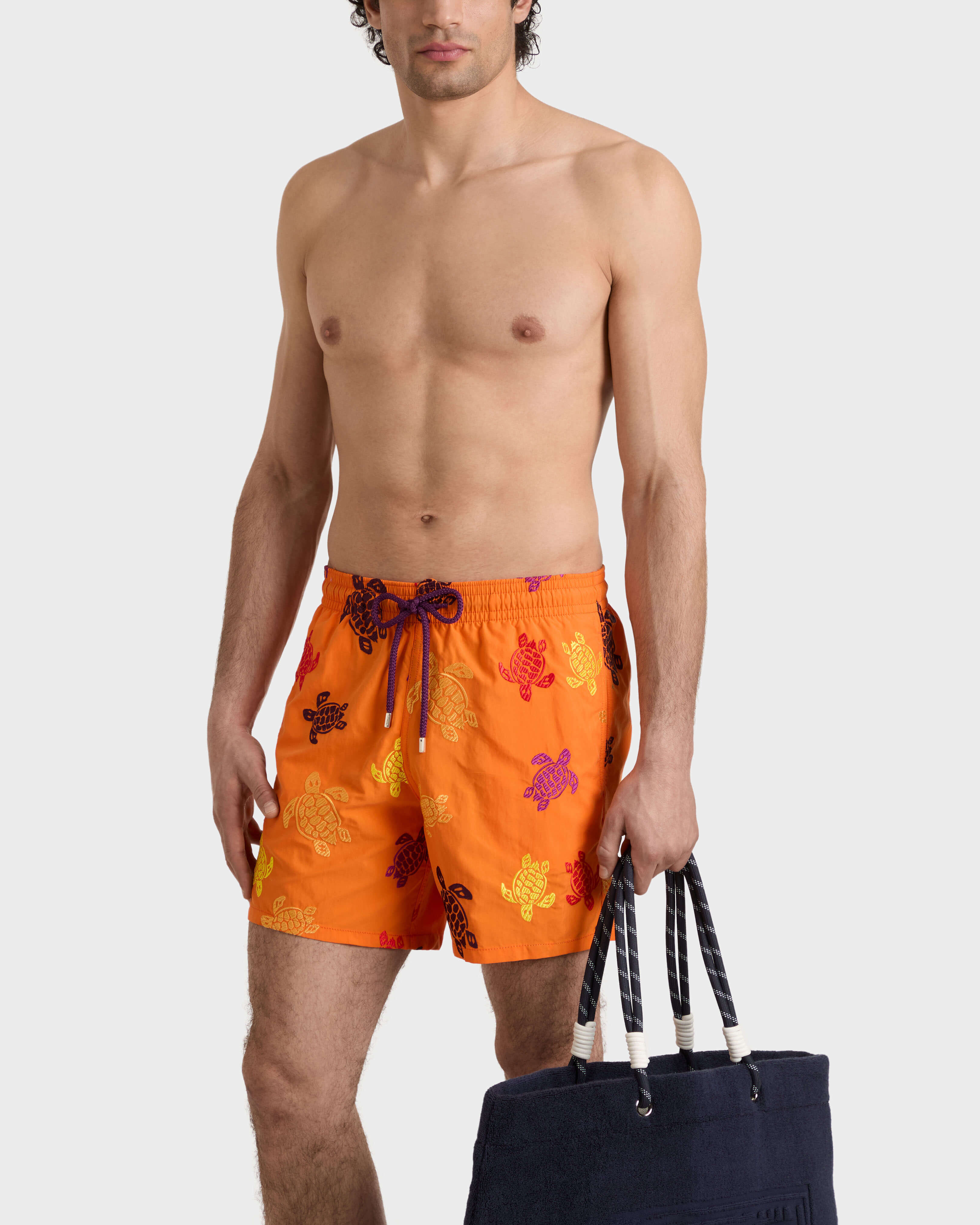 Ronde des Tortues Badeshorts mit Stickerei für Herren – Limitierte Serie APRICOT frontworn view