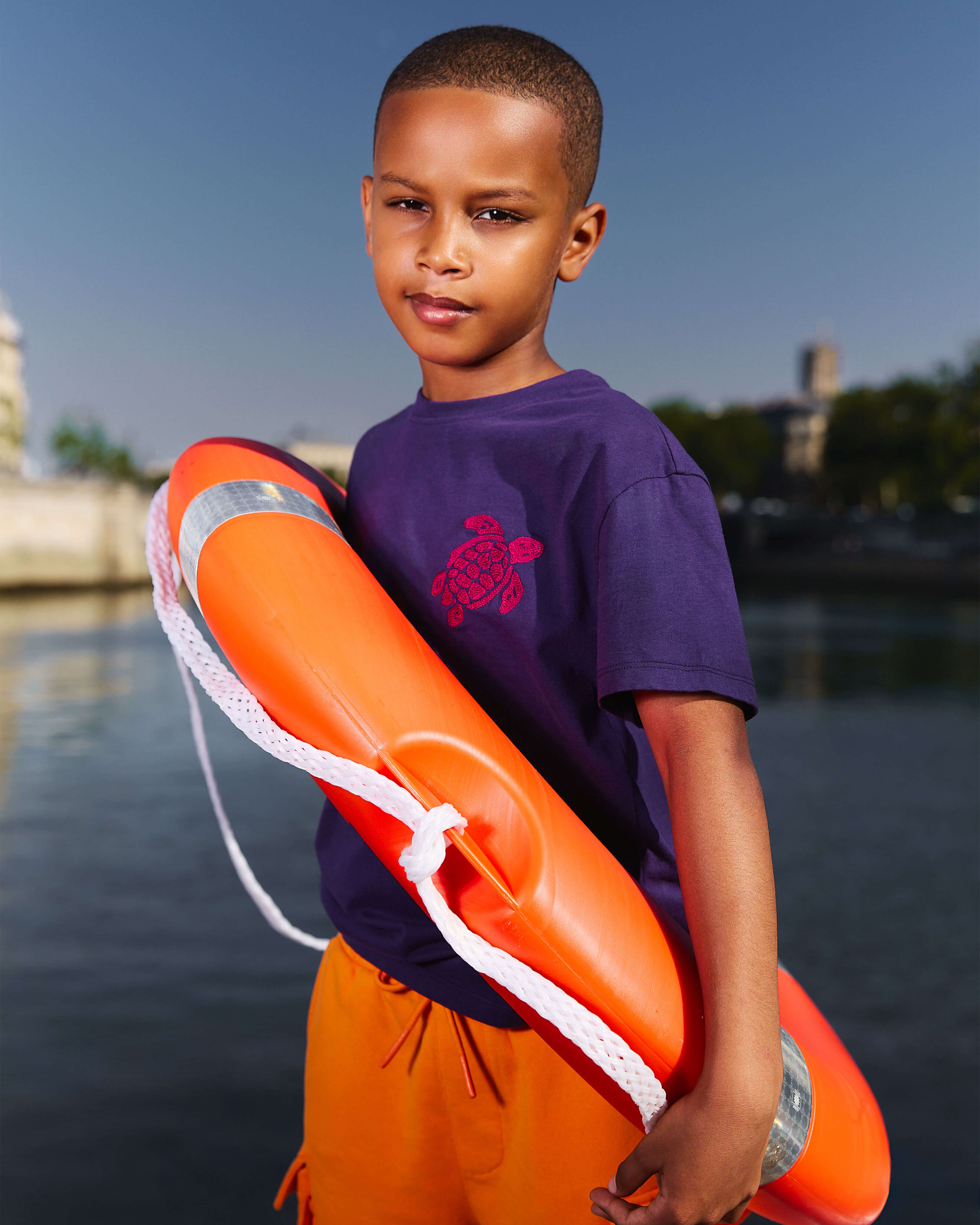 Camiseta de algodón orgánico con tortuga bordada para niño VIOLETTE lifestyle view