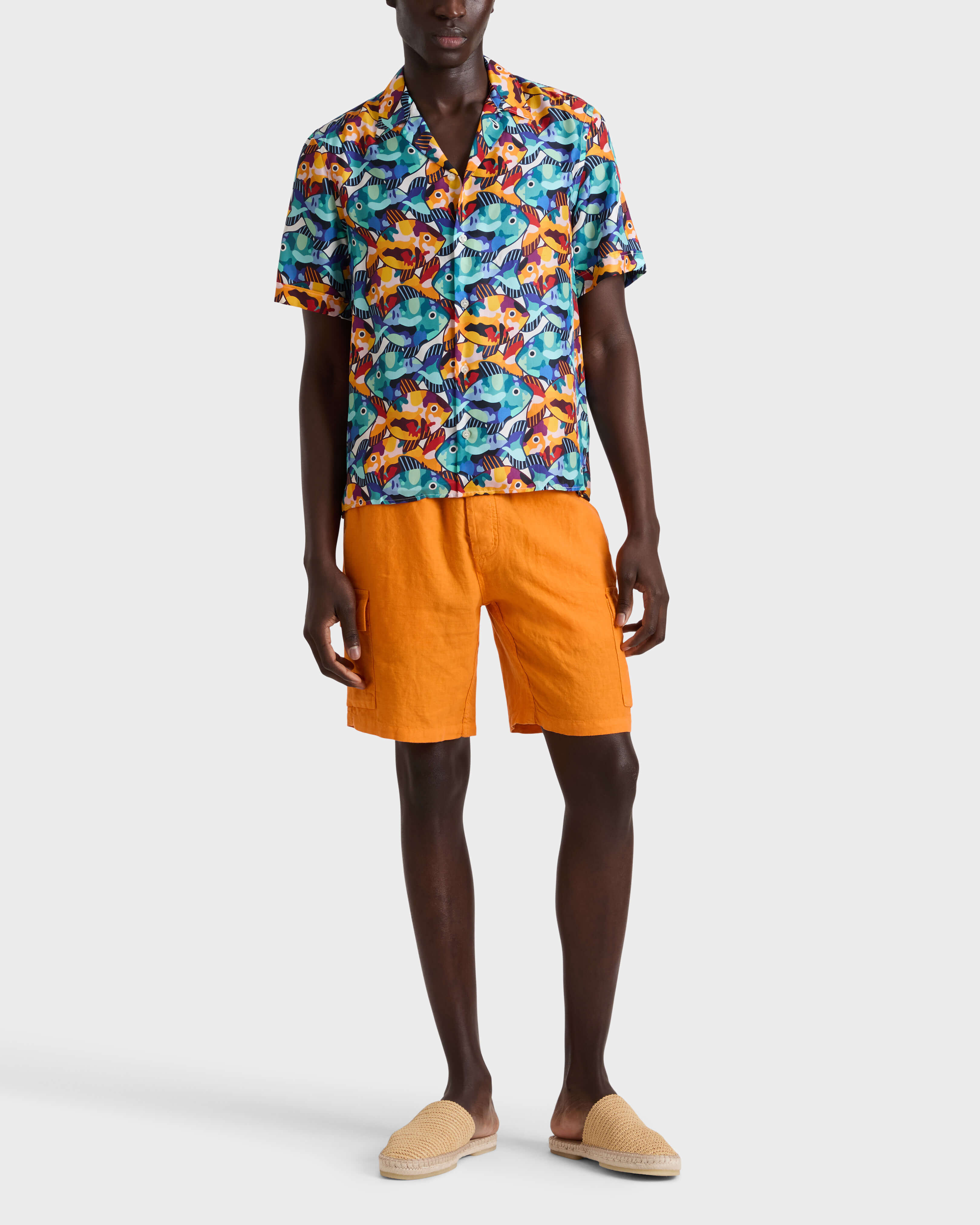 Bermudas de lino para hombre con bolsillos cargo VITAMIN frontworn view