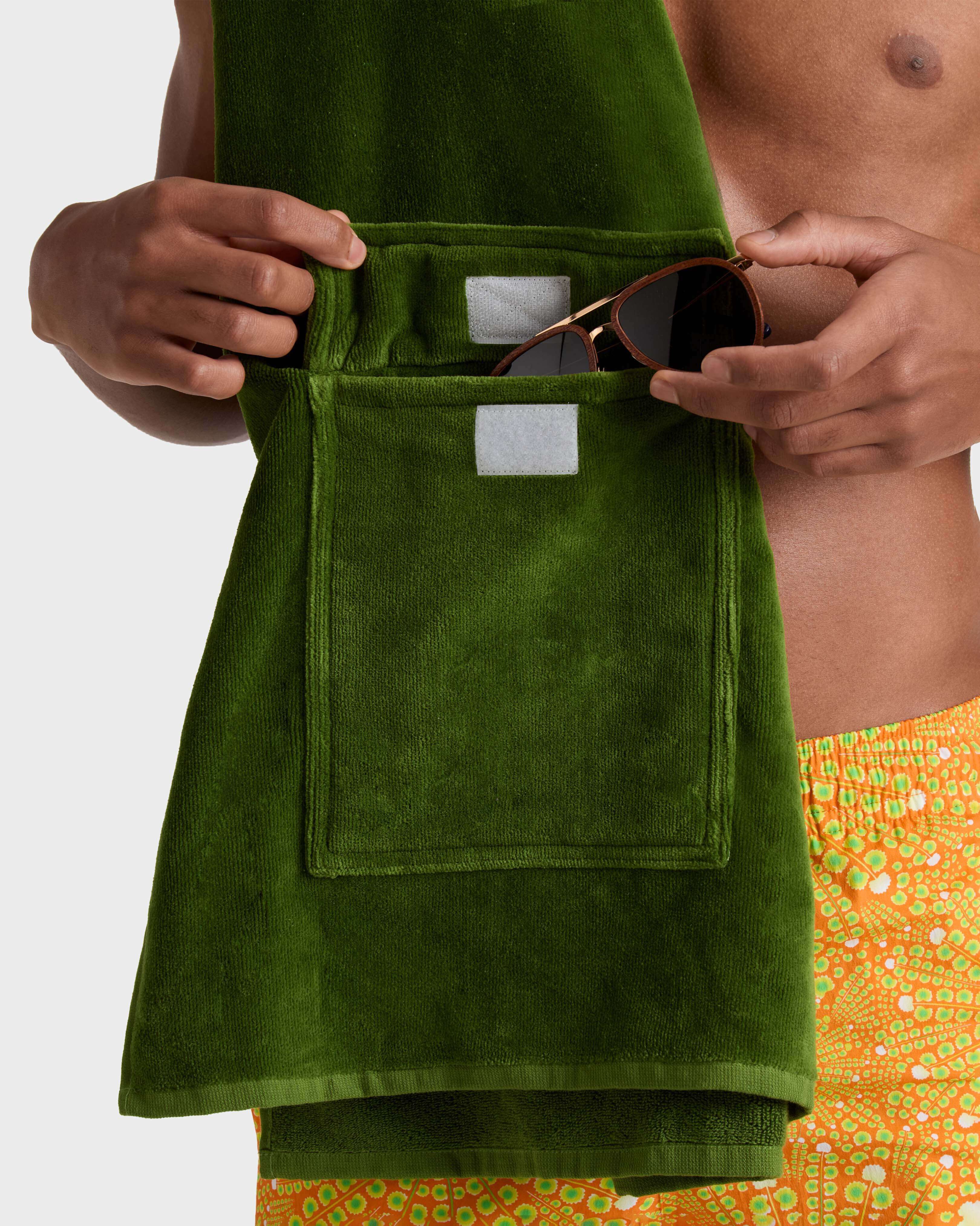 Toalla de playa de algodón orgánico con bolsillo MILITAIRE frontworn view