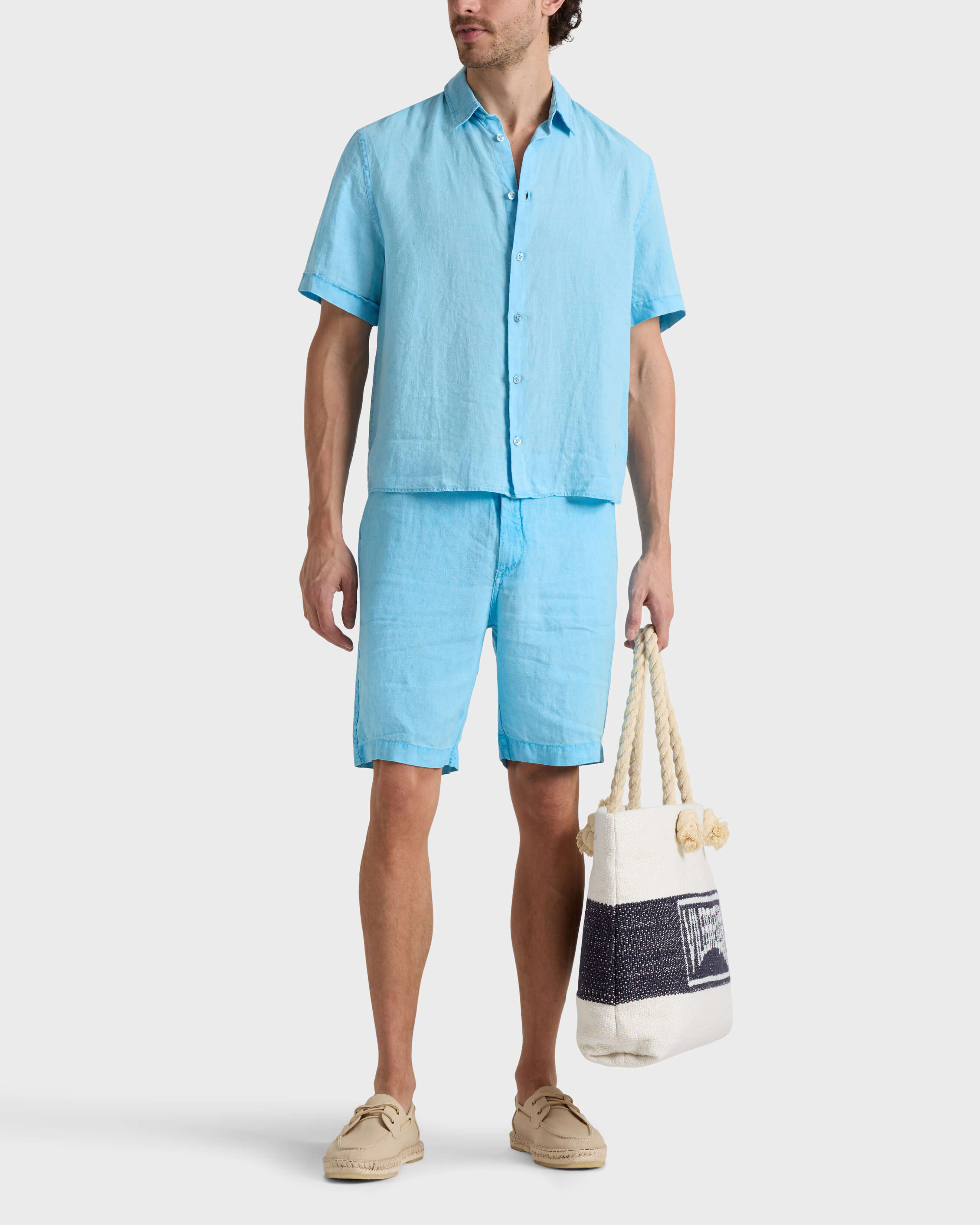 Bermudas de lino con tinte mineral para hombre LARIMAR frontworn view