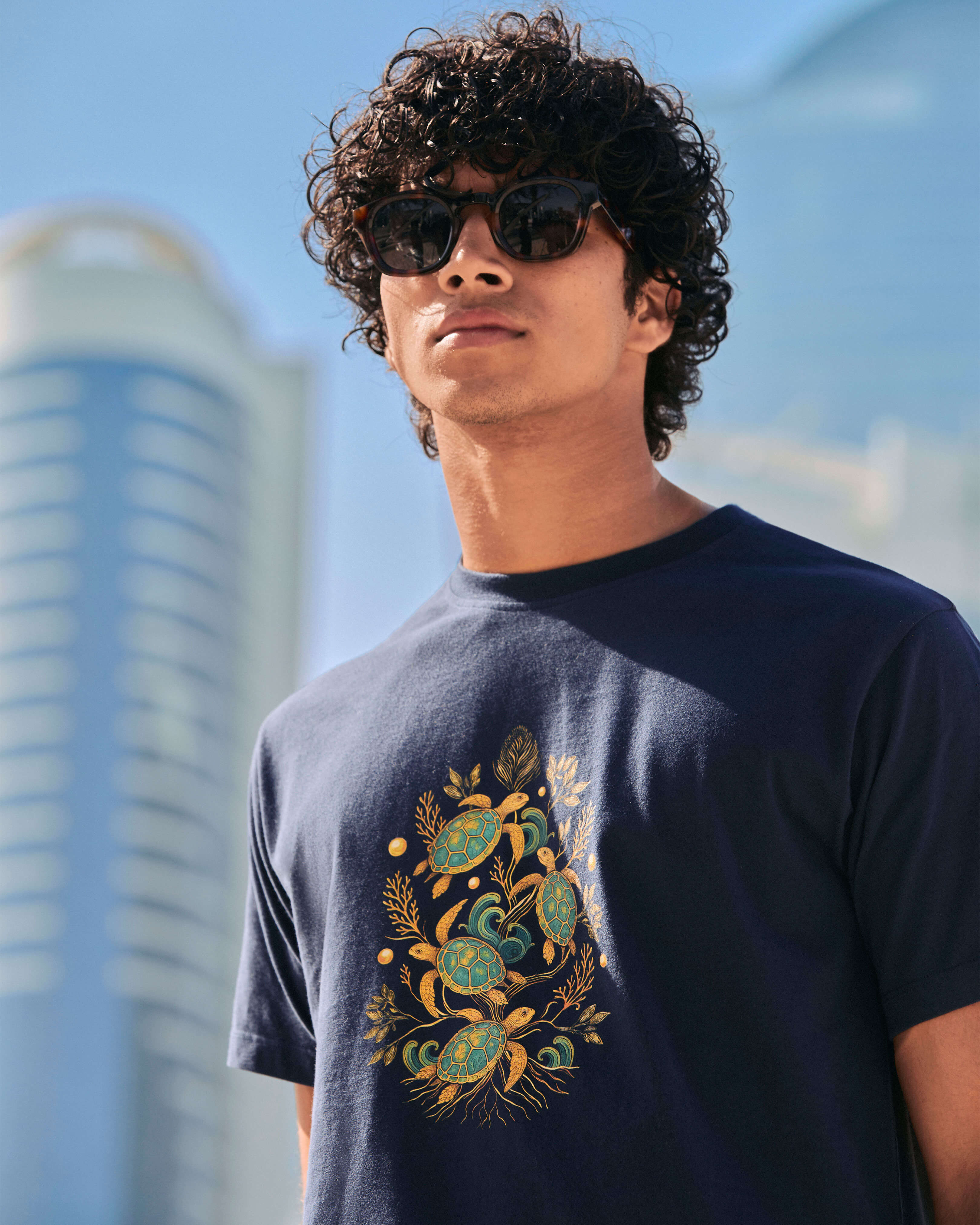 T-shirt uomo in cotone Mangrove Turtles - Vilebrequin x Abu Dhabi BLU MARINE lifestyle view