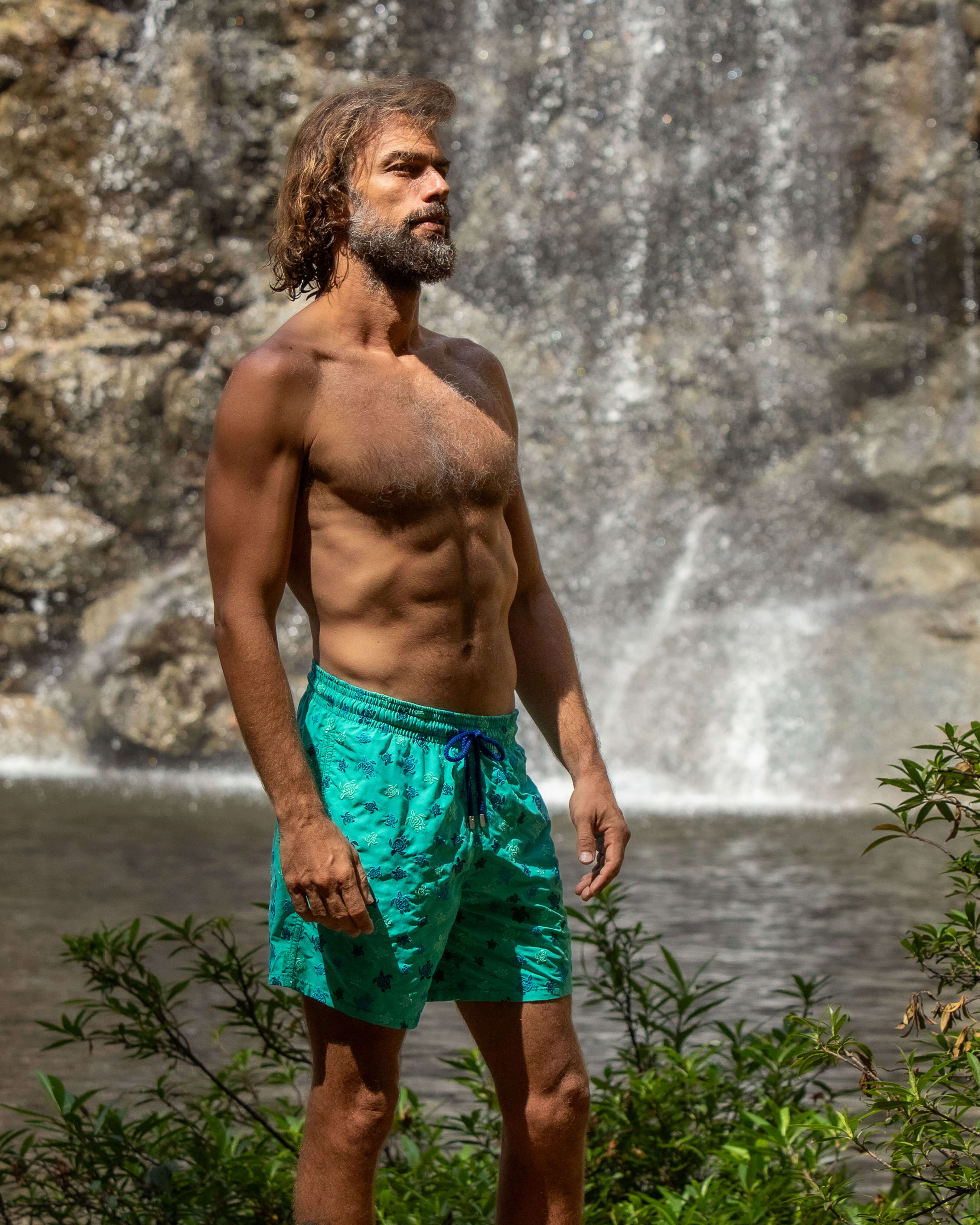Micro Ronde des Tortues Badeshorts mit Stickerei für Herren – Limitierte Serie VERONESENGRÜN lifestyle view