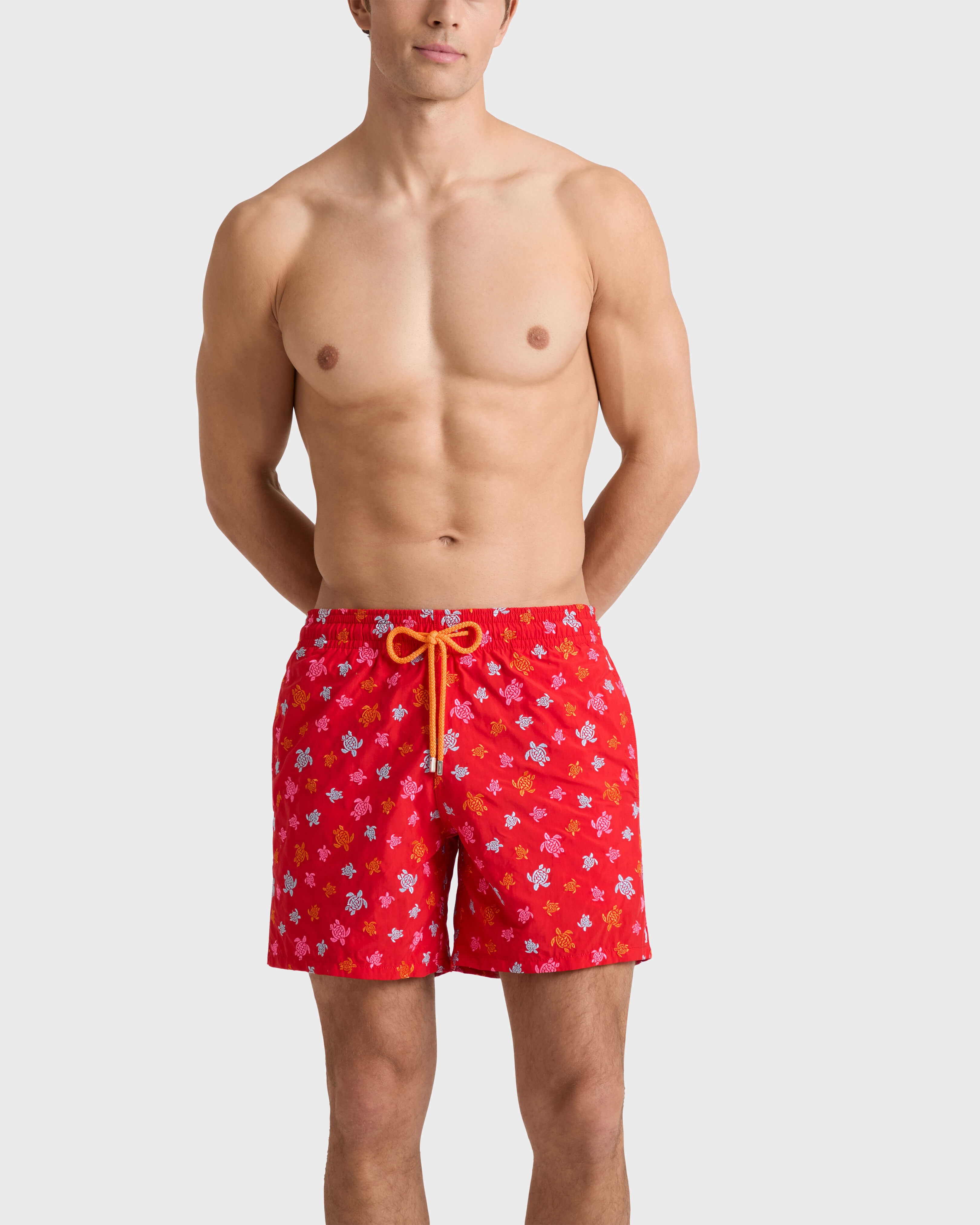 Micro Ronde des Tortues Badeshorts mit Stickerei für Herren – Limitierte Serie MOHNROT frontworn view