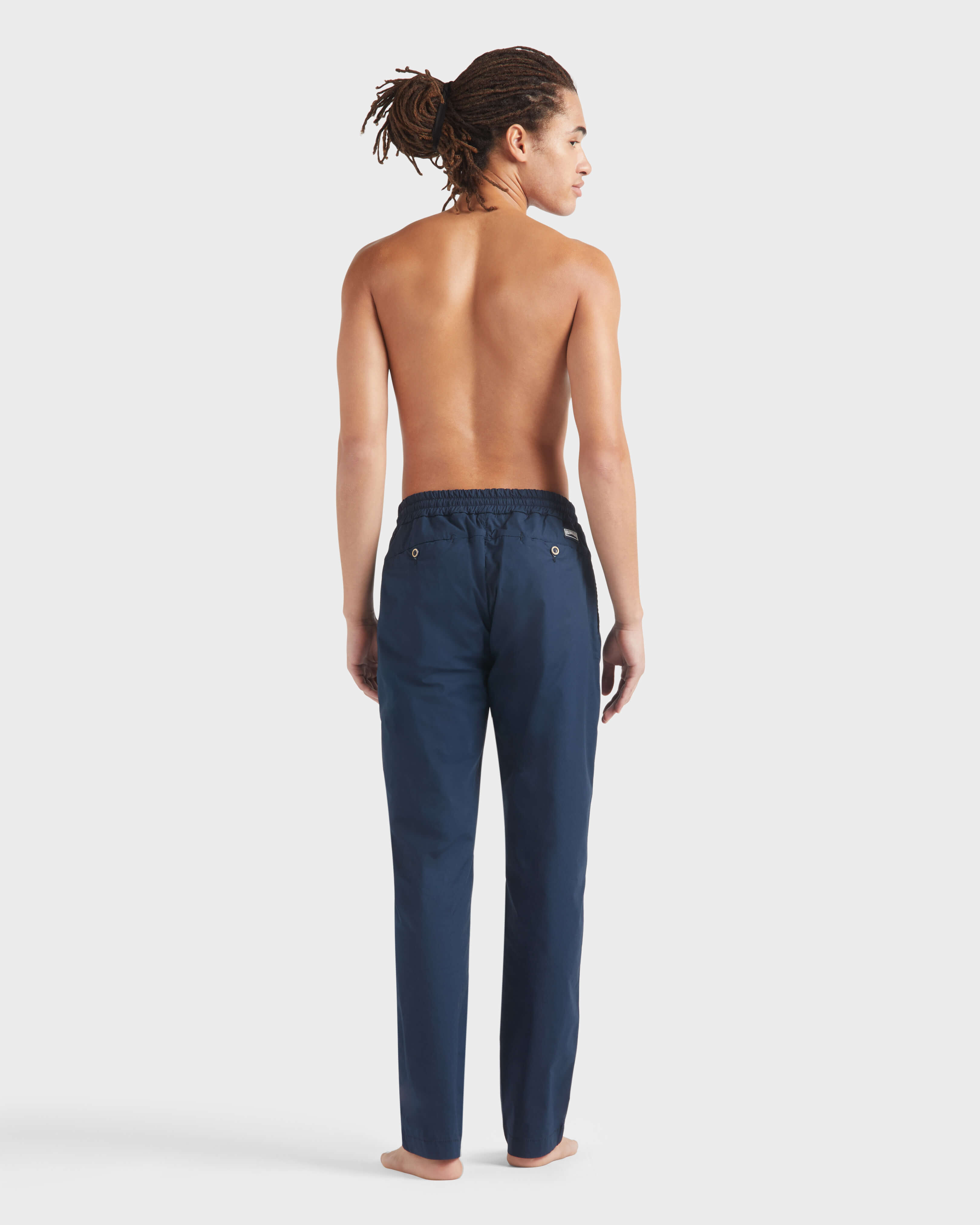 Pantalon en coton taille élastique homme uni BLEU MARINE backworn view