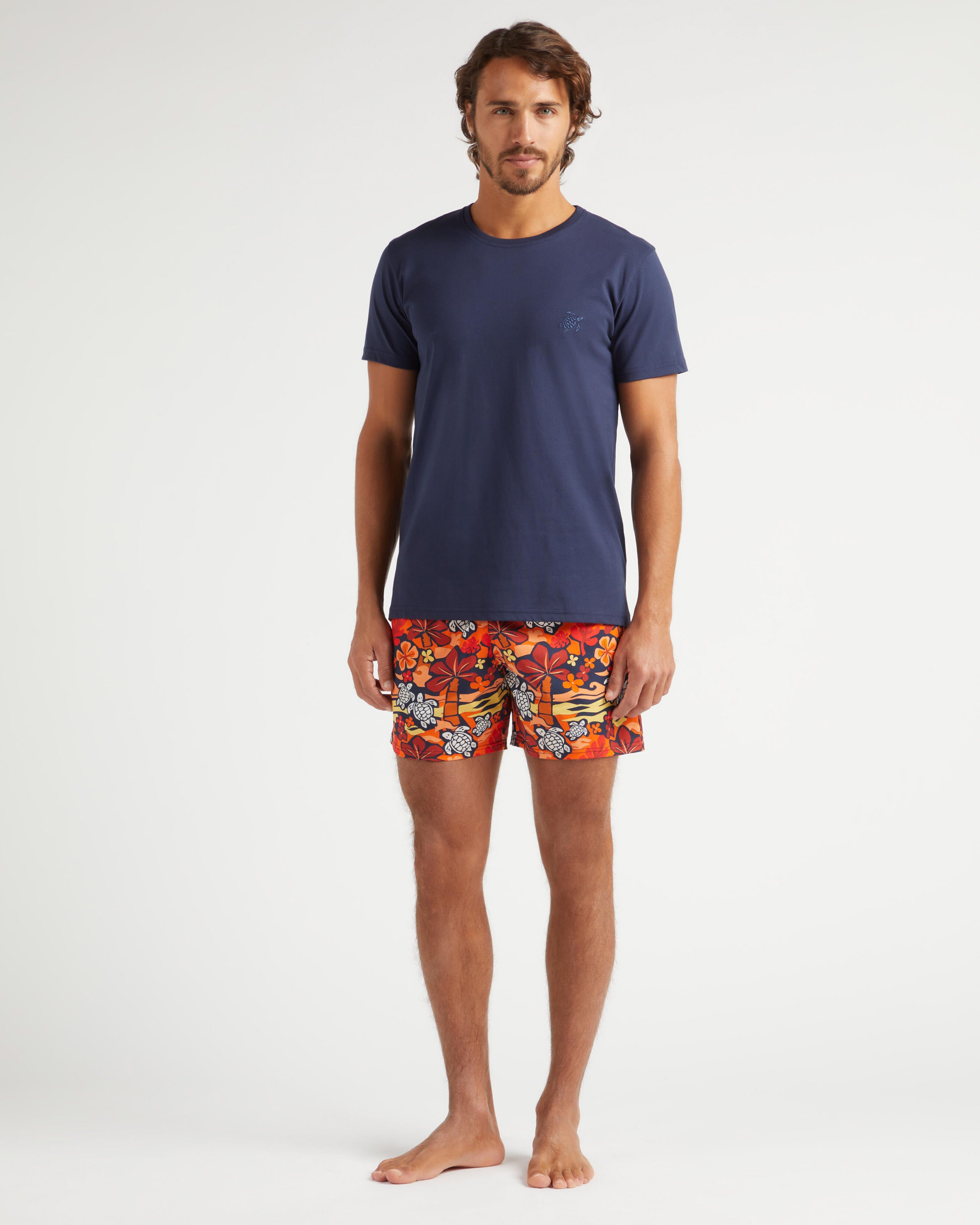 T-shirt uomo in cotone biologico con stampa Turtles Monoi sul retro BLU MARINE frontworn view