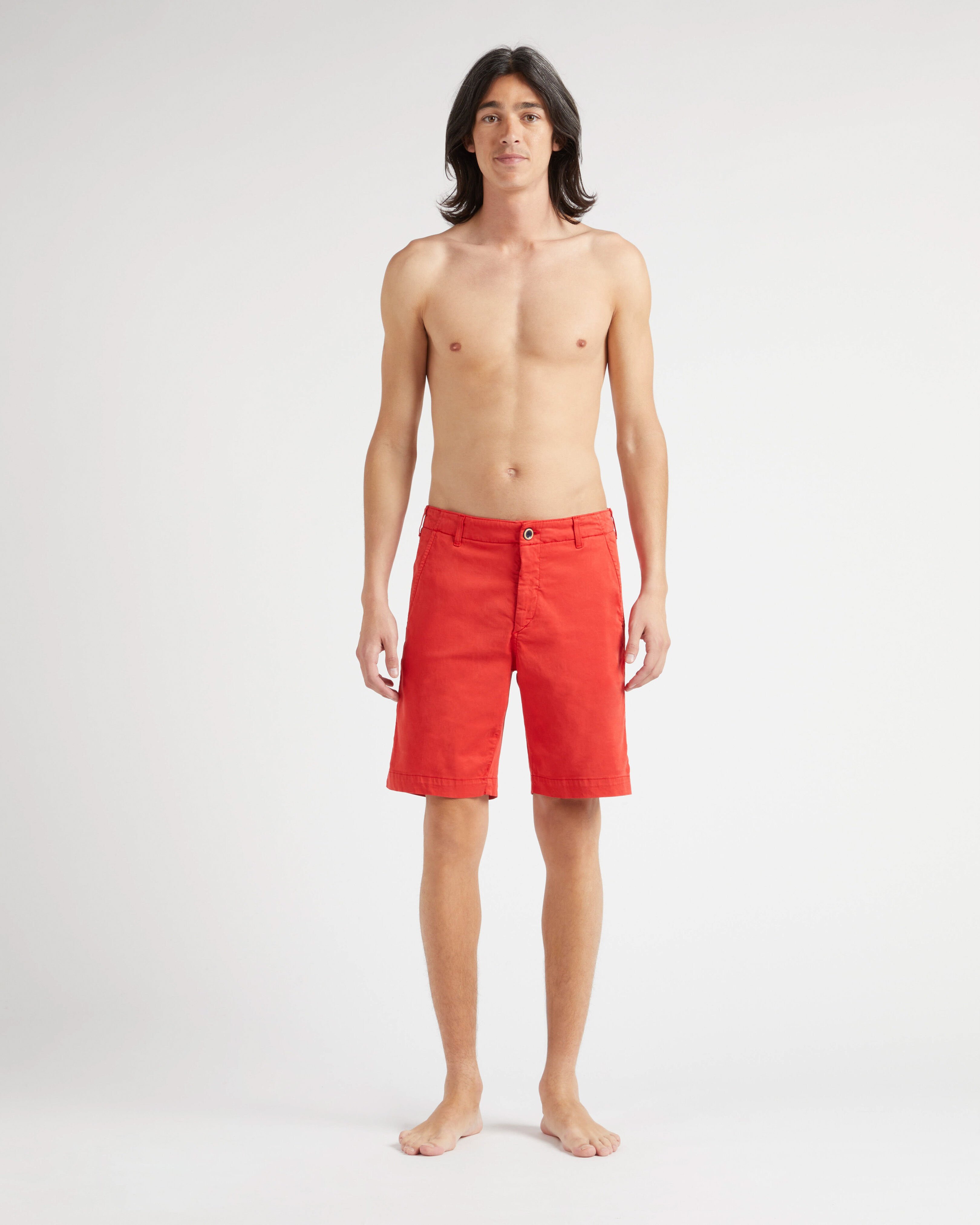Bermuda uomo in raso e Tencel tinta unita PAPAVERO frontworn view