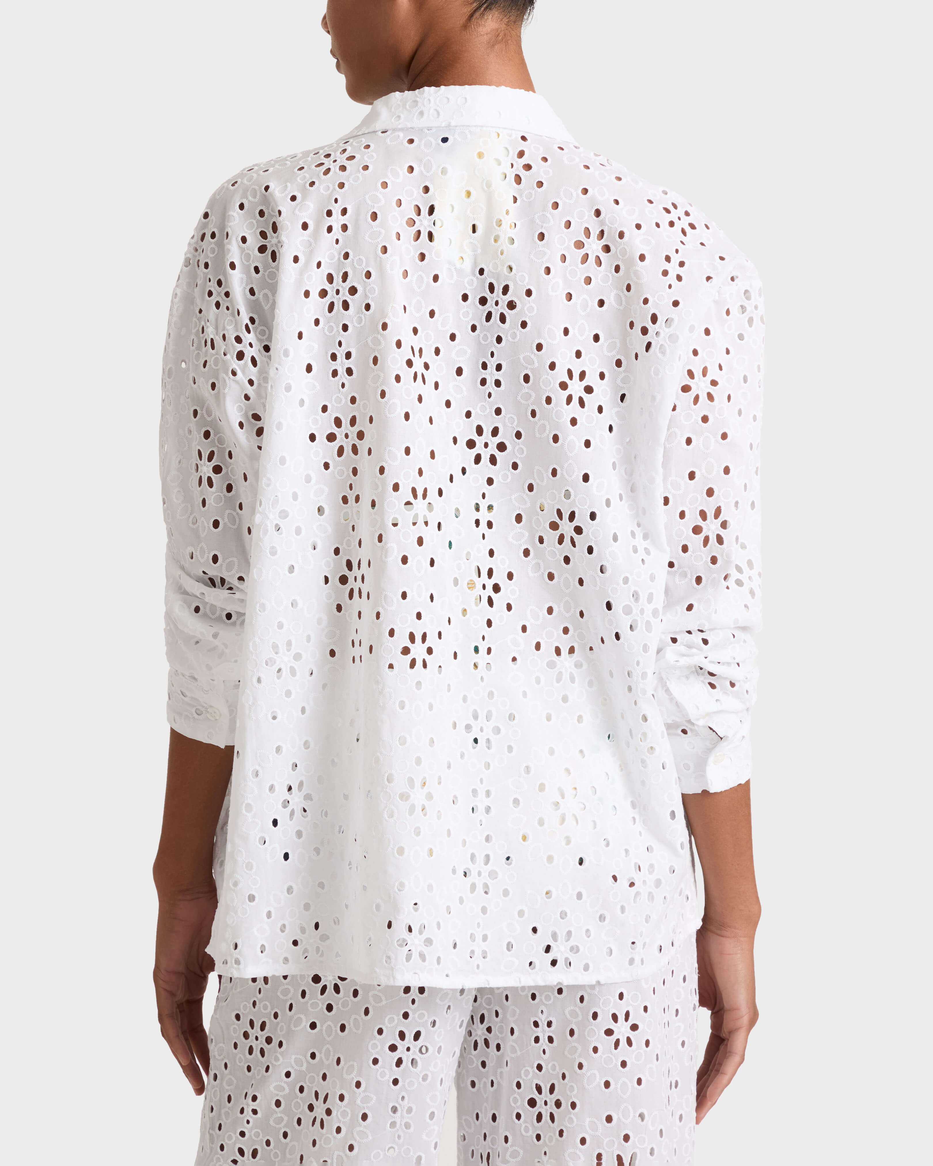Camisa de Bordado Suizo Floral para mujer BLANCO backworn view