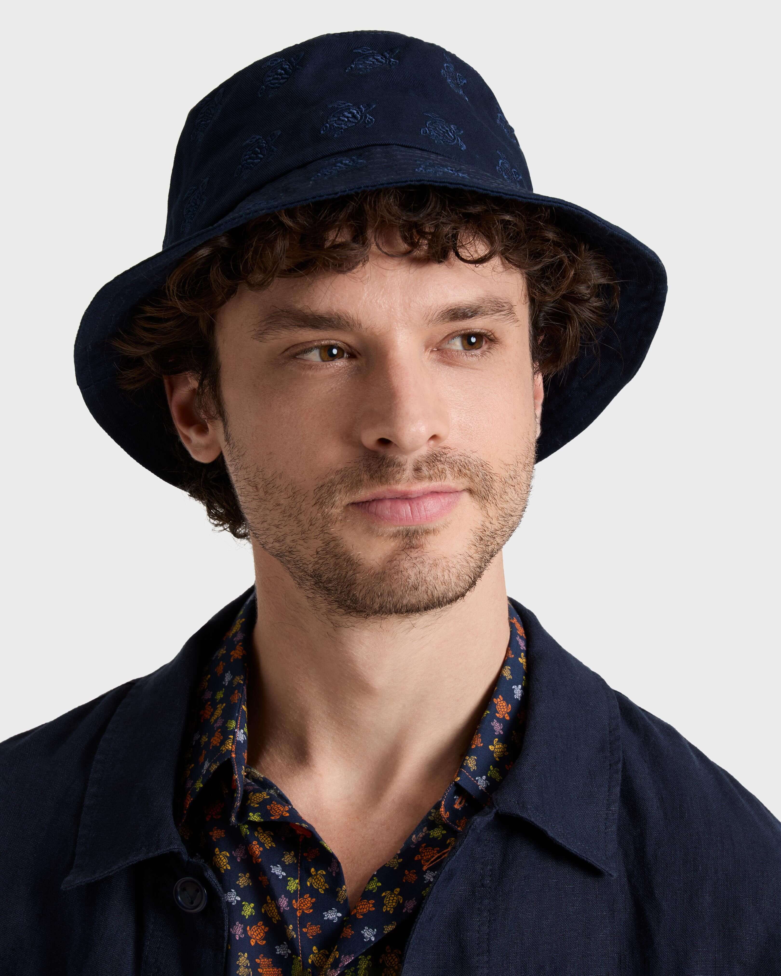 Bob brodé unisexe Tortue All Over BLEU MARINE frontworn view