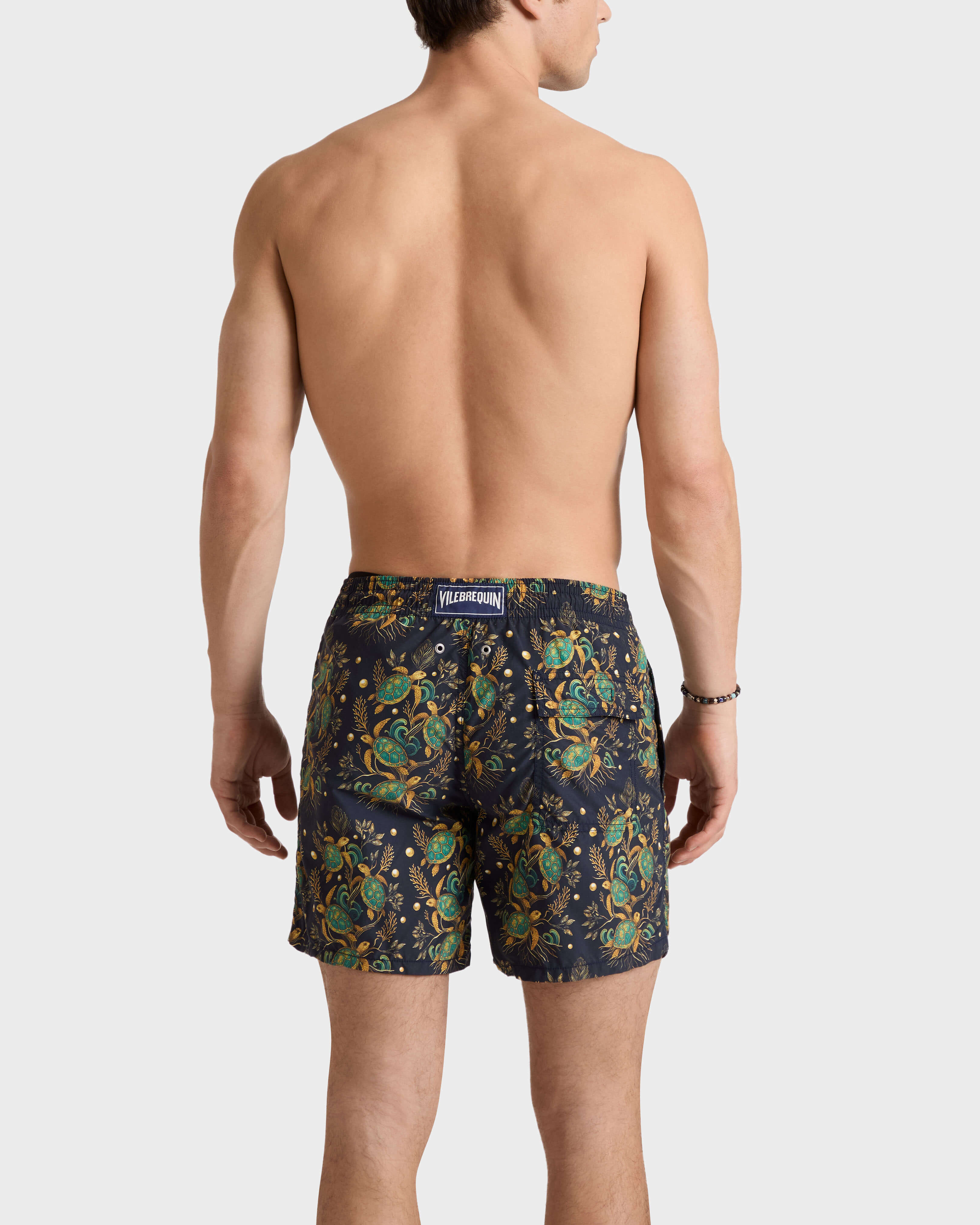 Pantaloncini mare uomo Mangrove Turtles - Vilebrequin x Abu Dhabi BLU MARINE backworn view