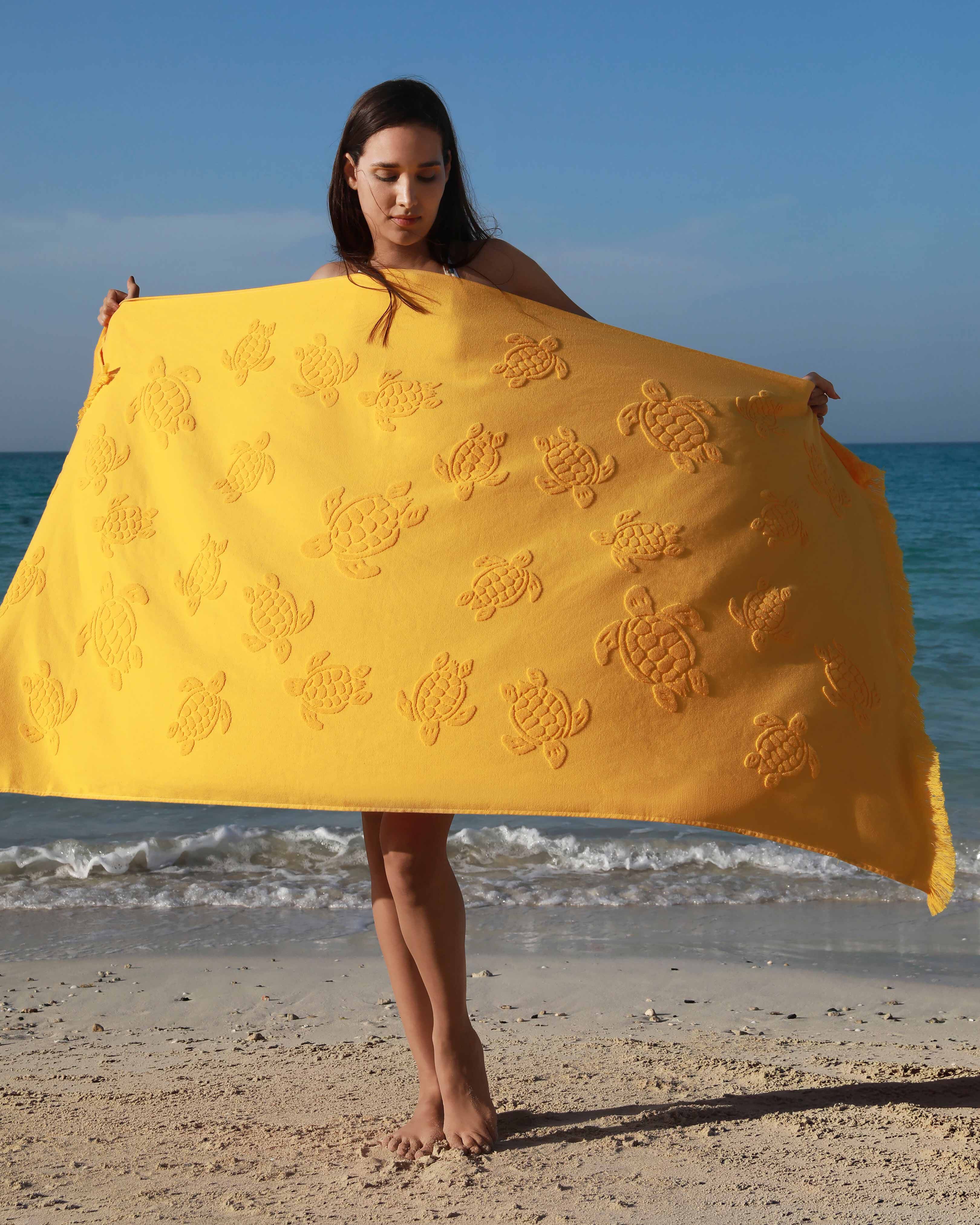 Strandtuch aus bio-baumwolle schildkröten-jacquard MANGO lifestyle view