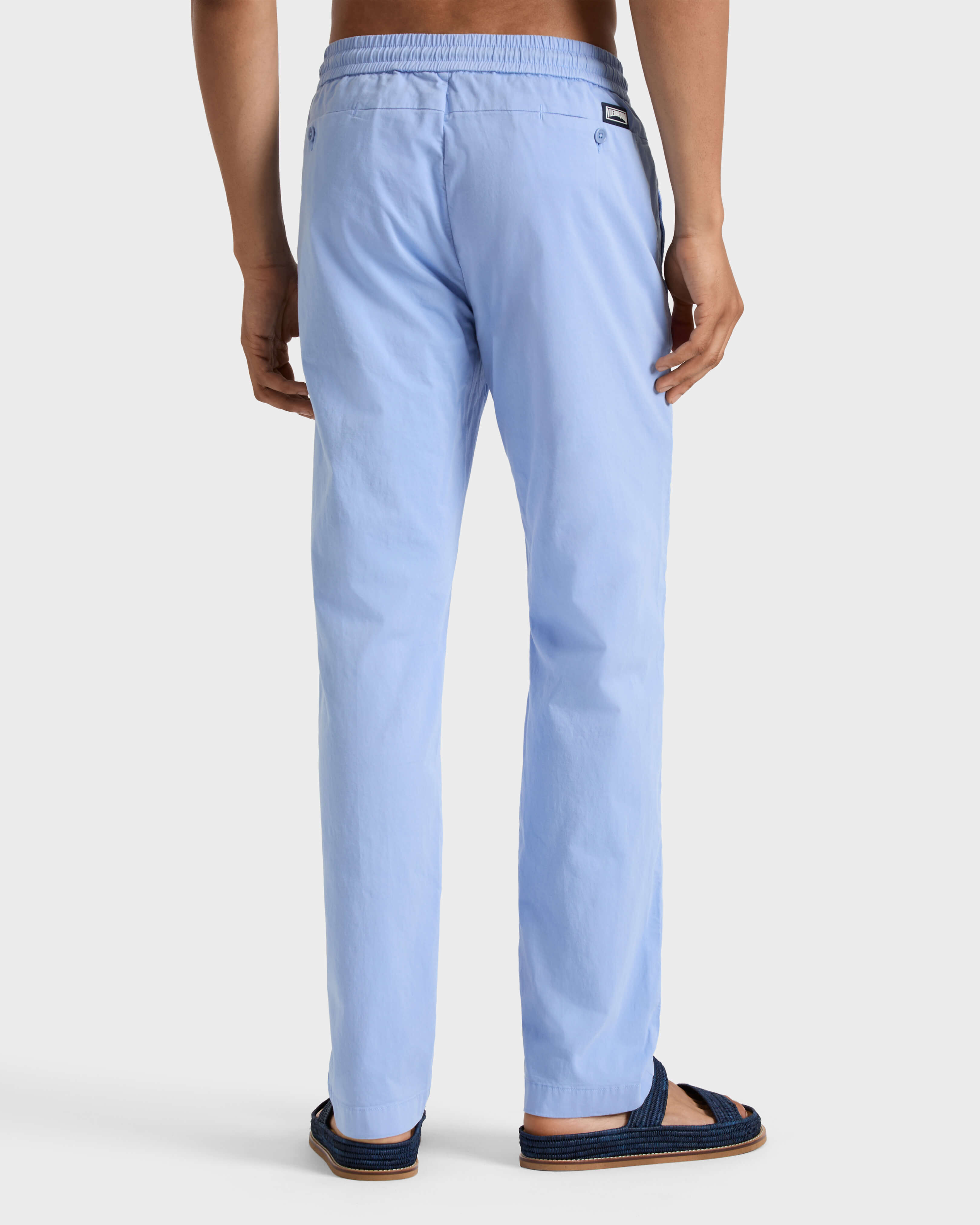 Pantalone uomo in cotone satin con elastico in vita Solid CLOUDY backworn view