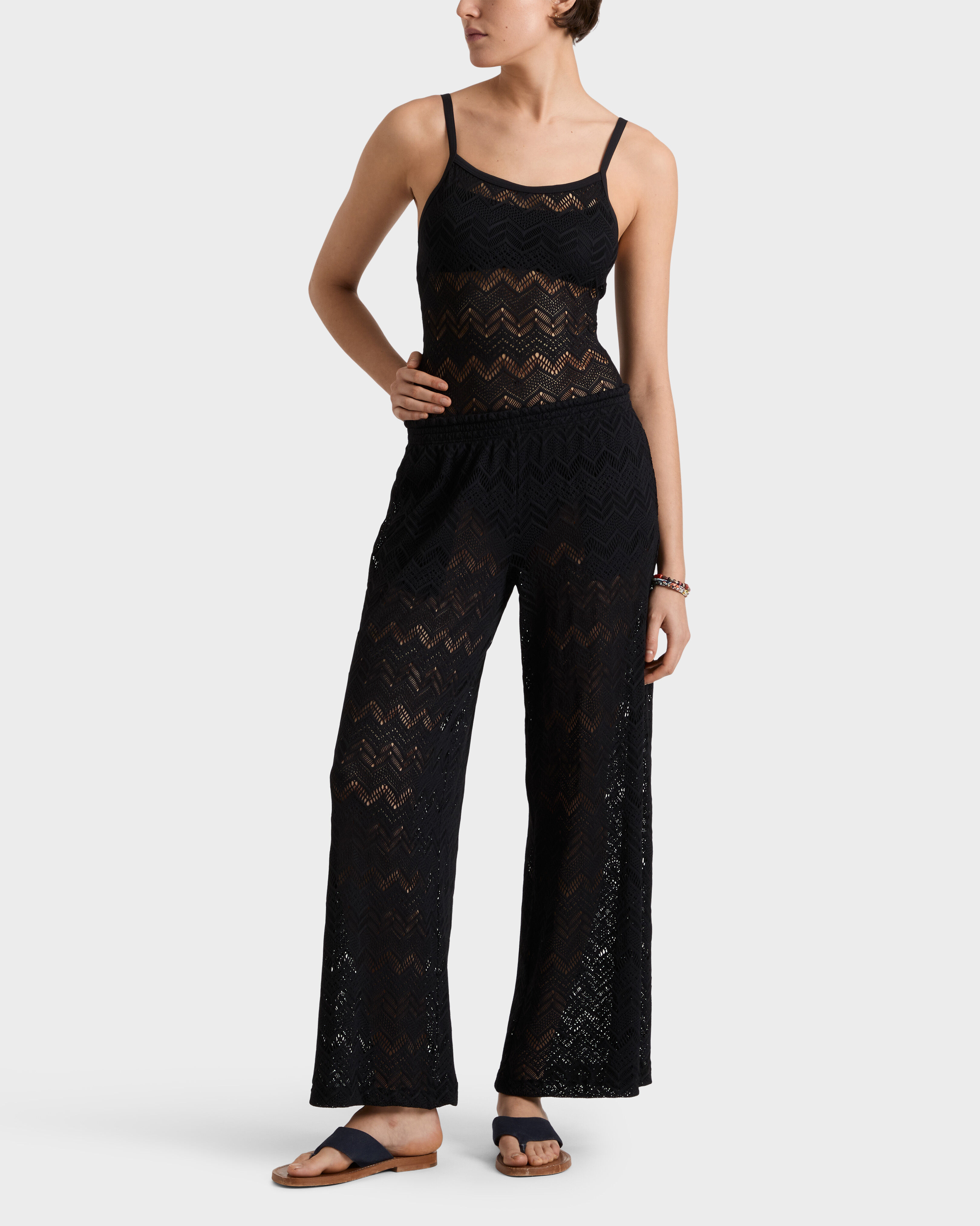 Pantaloni donna a gamba ampia in mesh NERO frontworn view