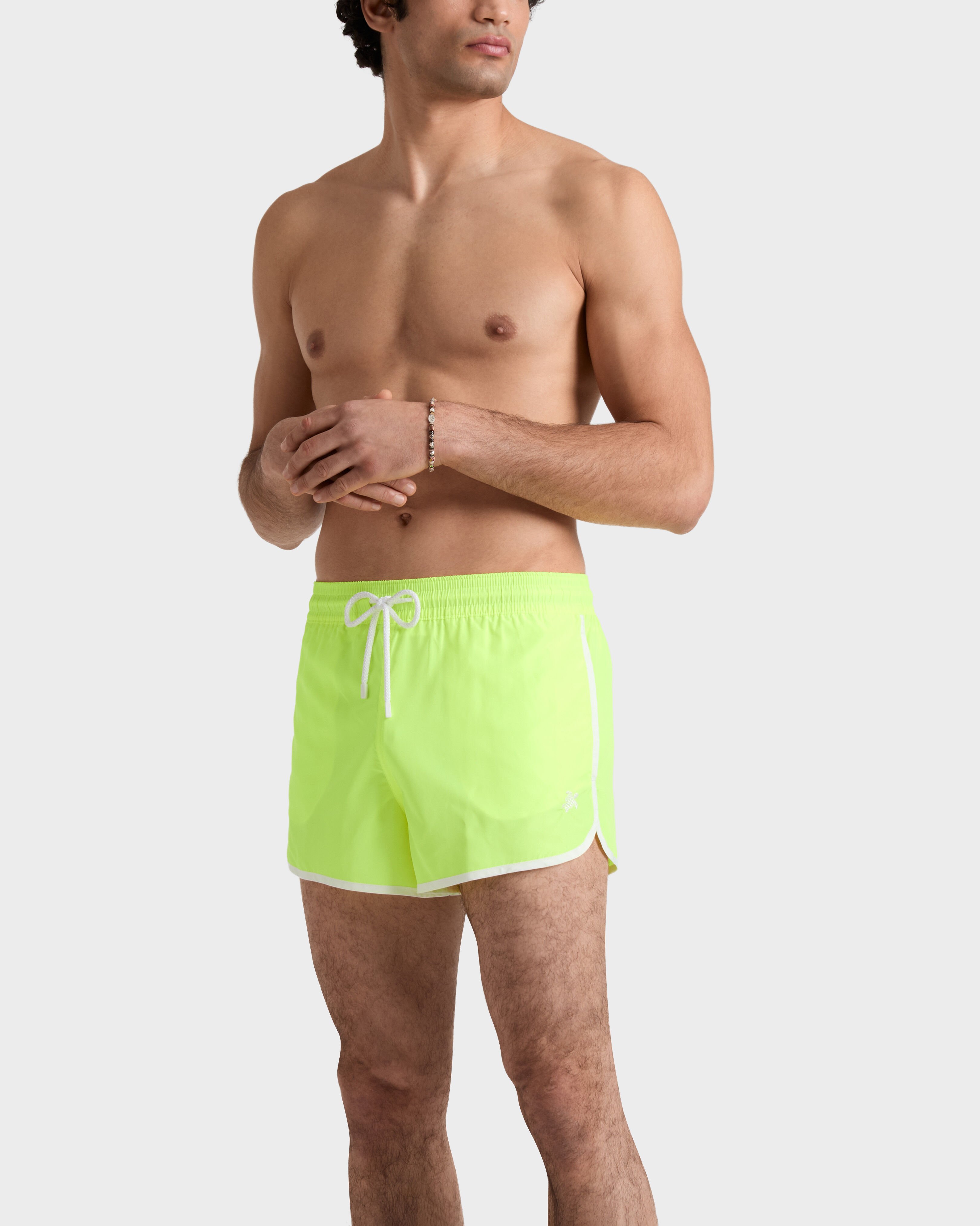 Maillot de bain homme court ultra-léger uni JAUNE FLUO frontworn view