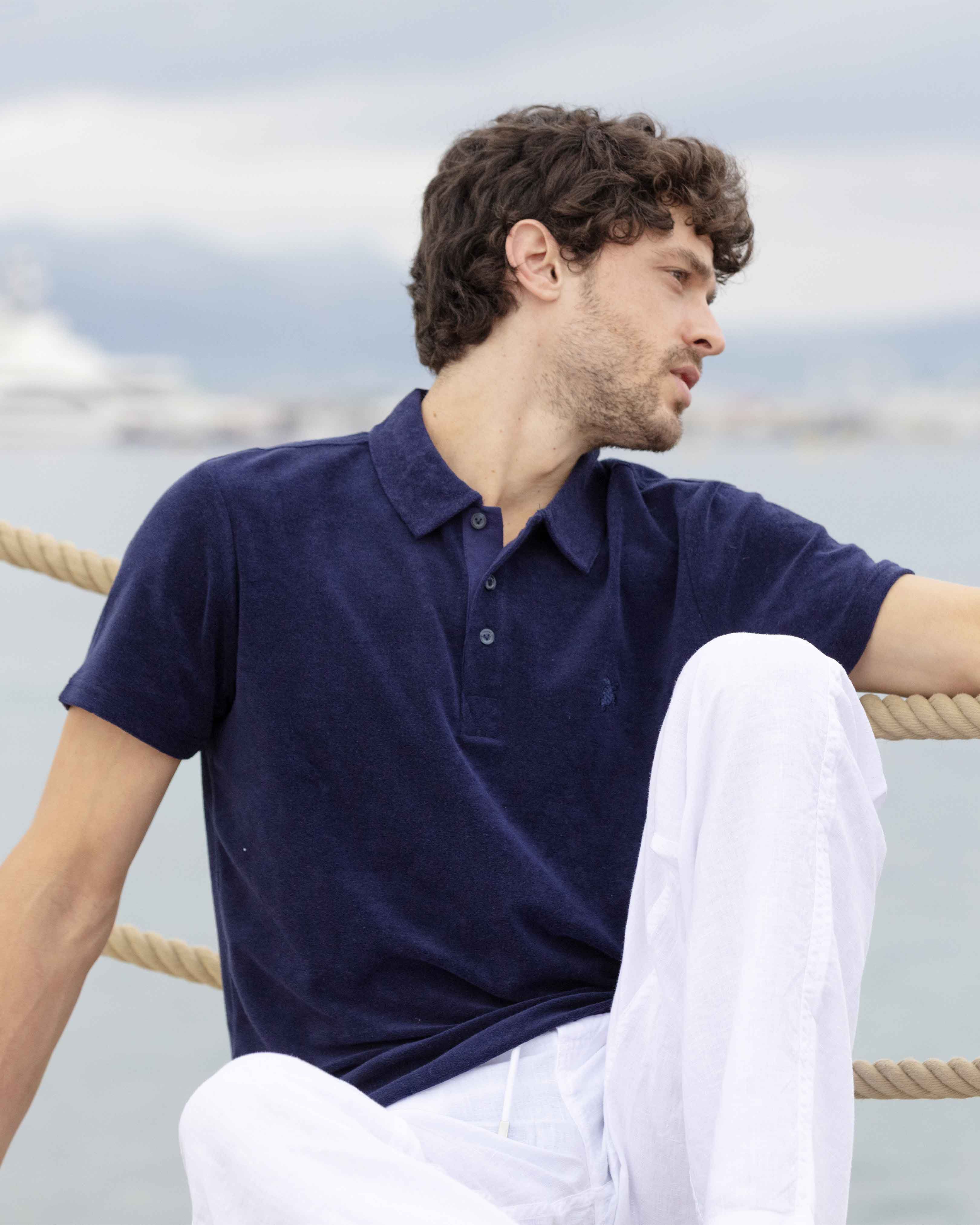 Solid Polohemd aus Jacquard für Herren MARINEBLAU lifestyle view