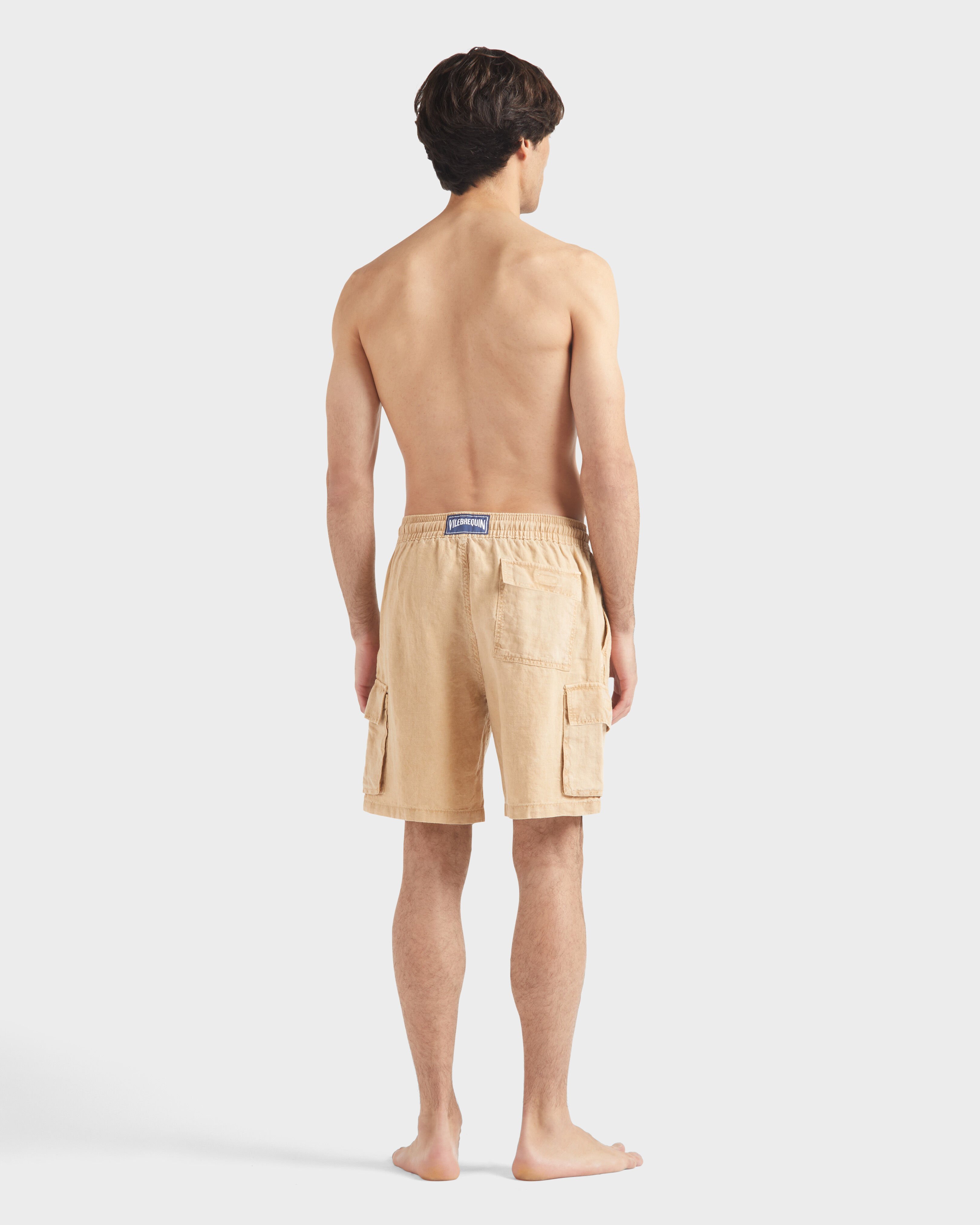 Bermuda uomo in lino con tasche cargo Natural Dye MOCHA backworn view