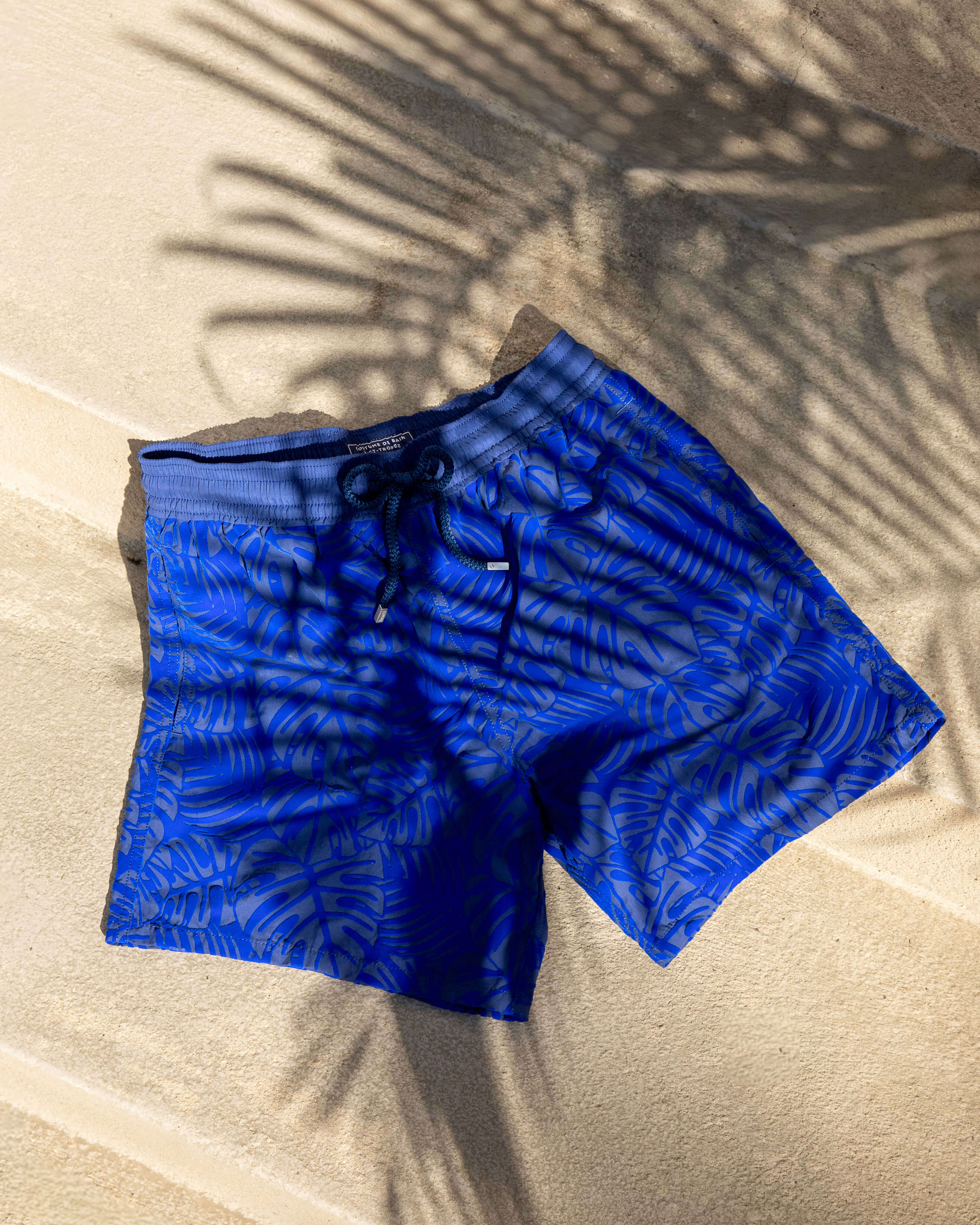 Beflockte Monstrera Badeshorts für Herren INK override view