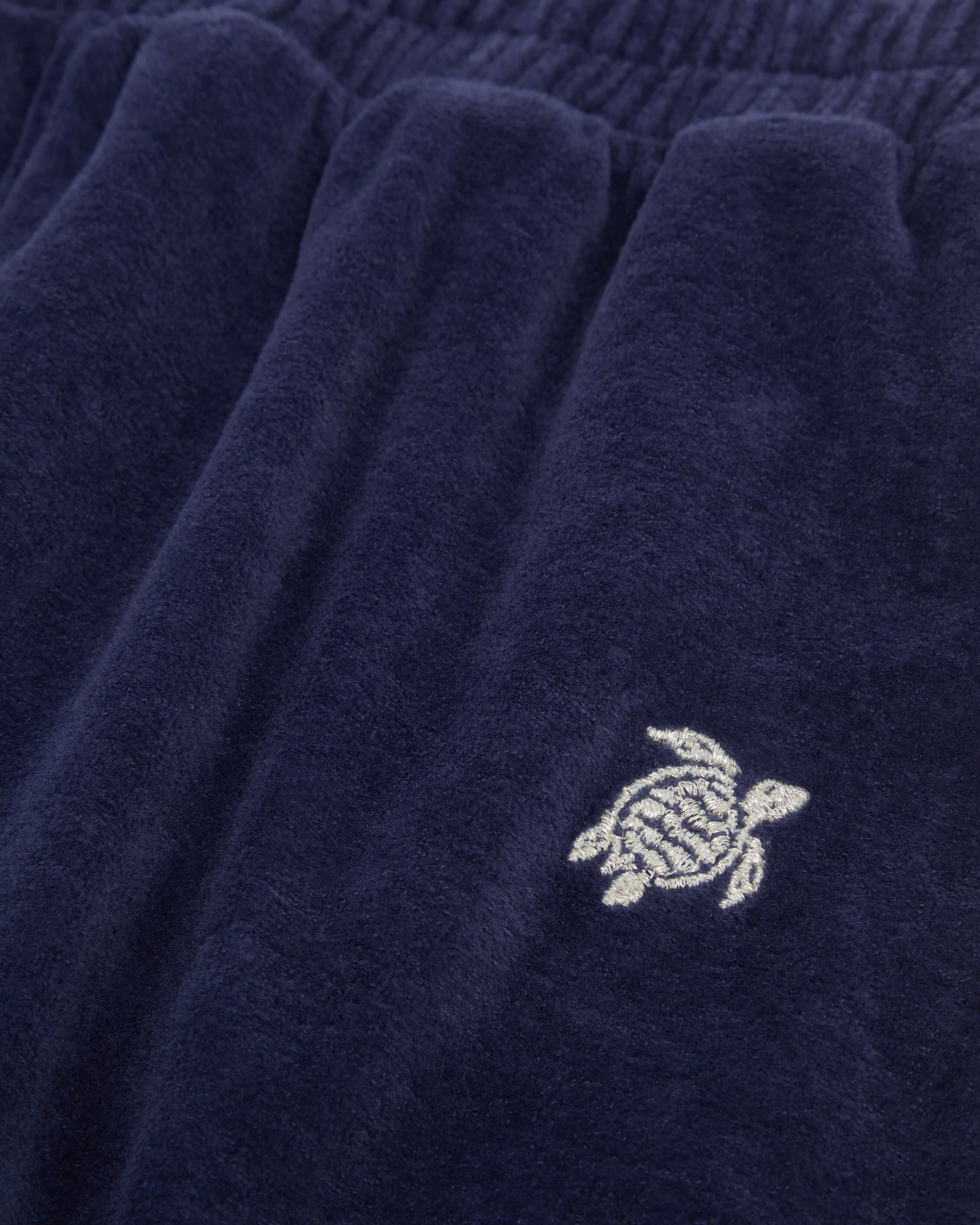 Joggers de terciopelo con tortuga bordada para niño AZUL MARINO look1 view
