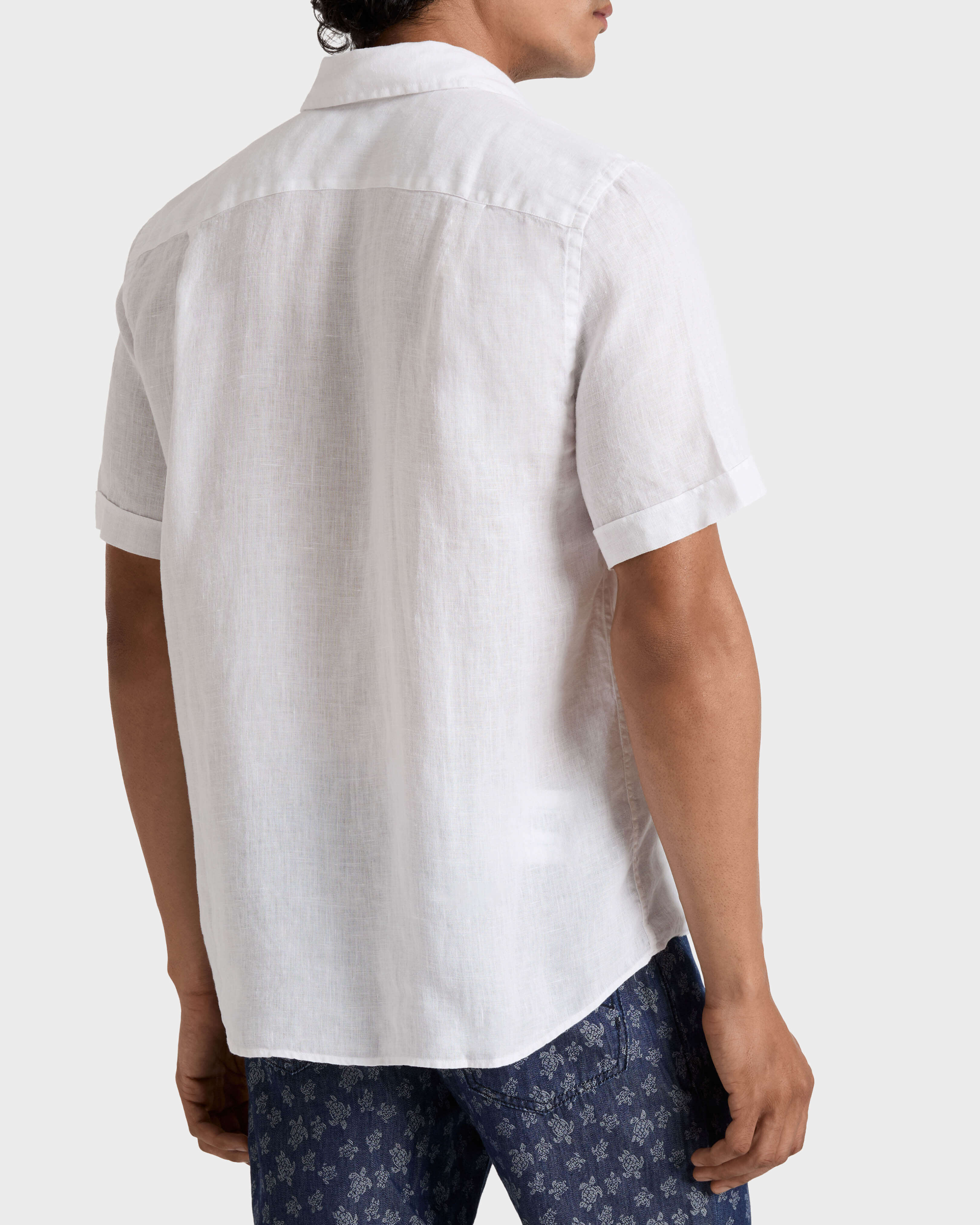 Camisa de lino de manga corta y color liso para hombre BLANCO backworn view