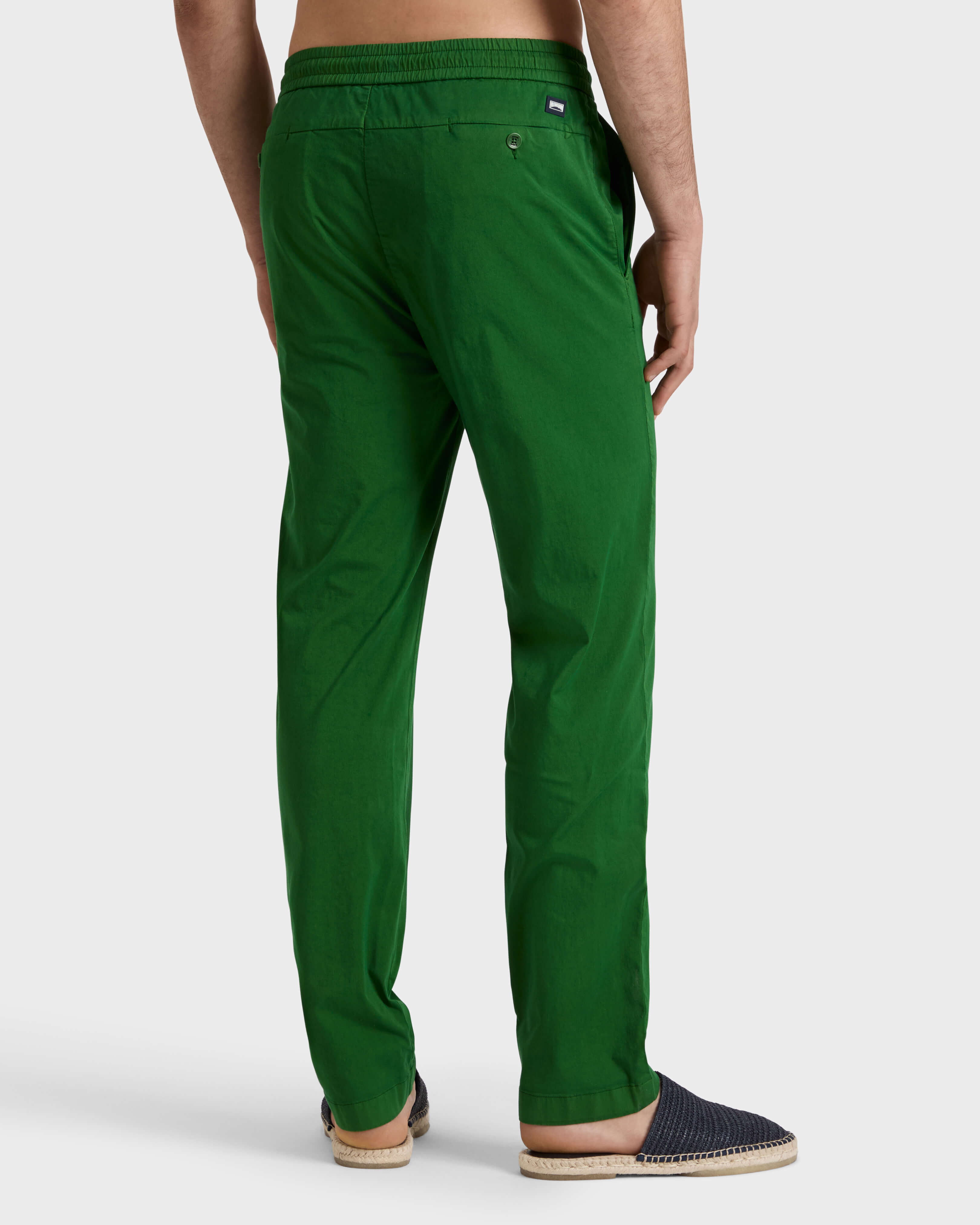 Einfarbige Herrenhose aus Baumwollsatin mit elastischem Bund TROPICAL backworn view