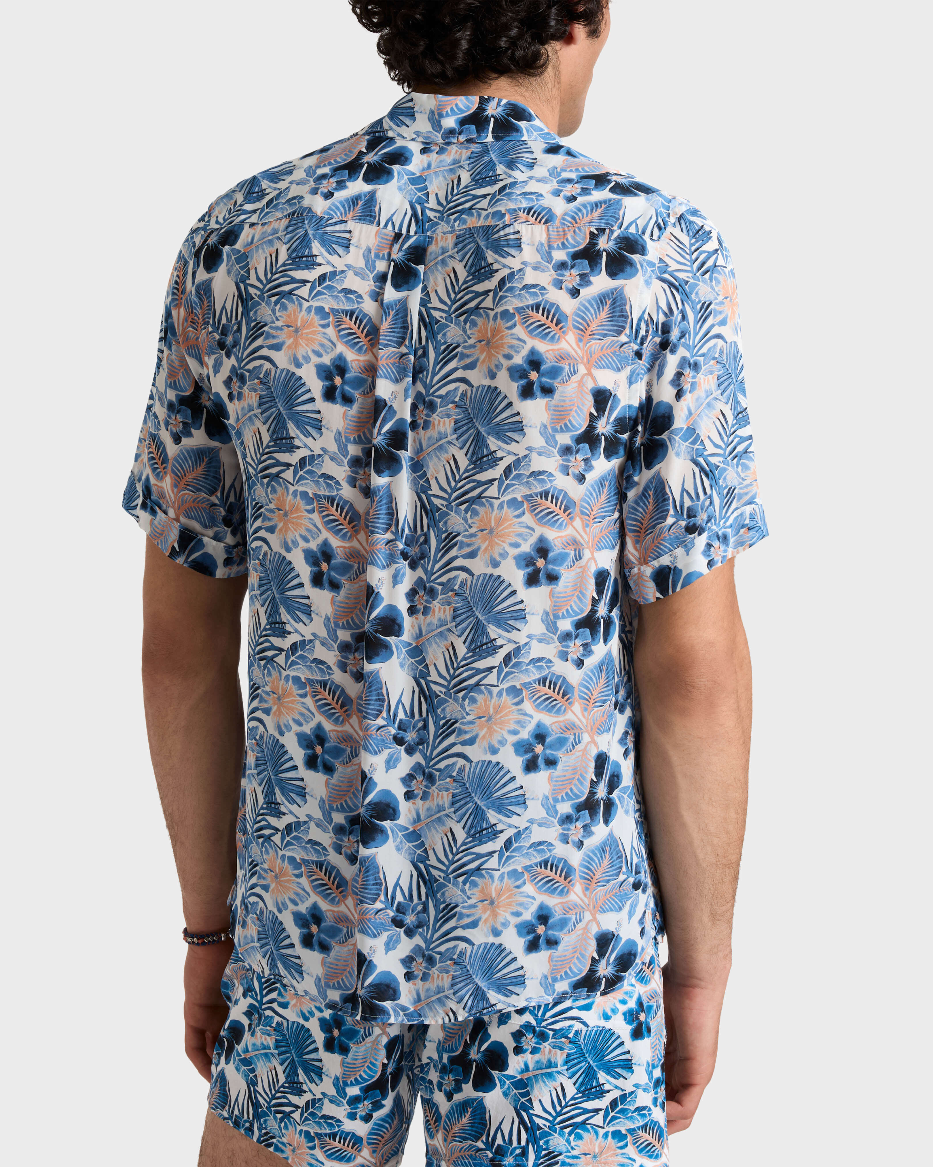 Camisa de bolos de viscosa con estampado Island Flowers para hombre BLANCO backworn view