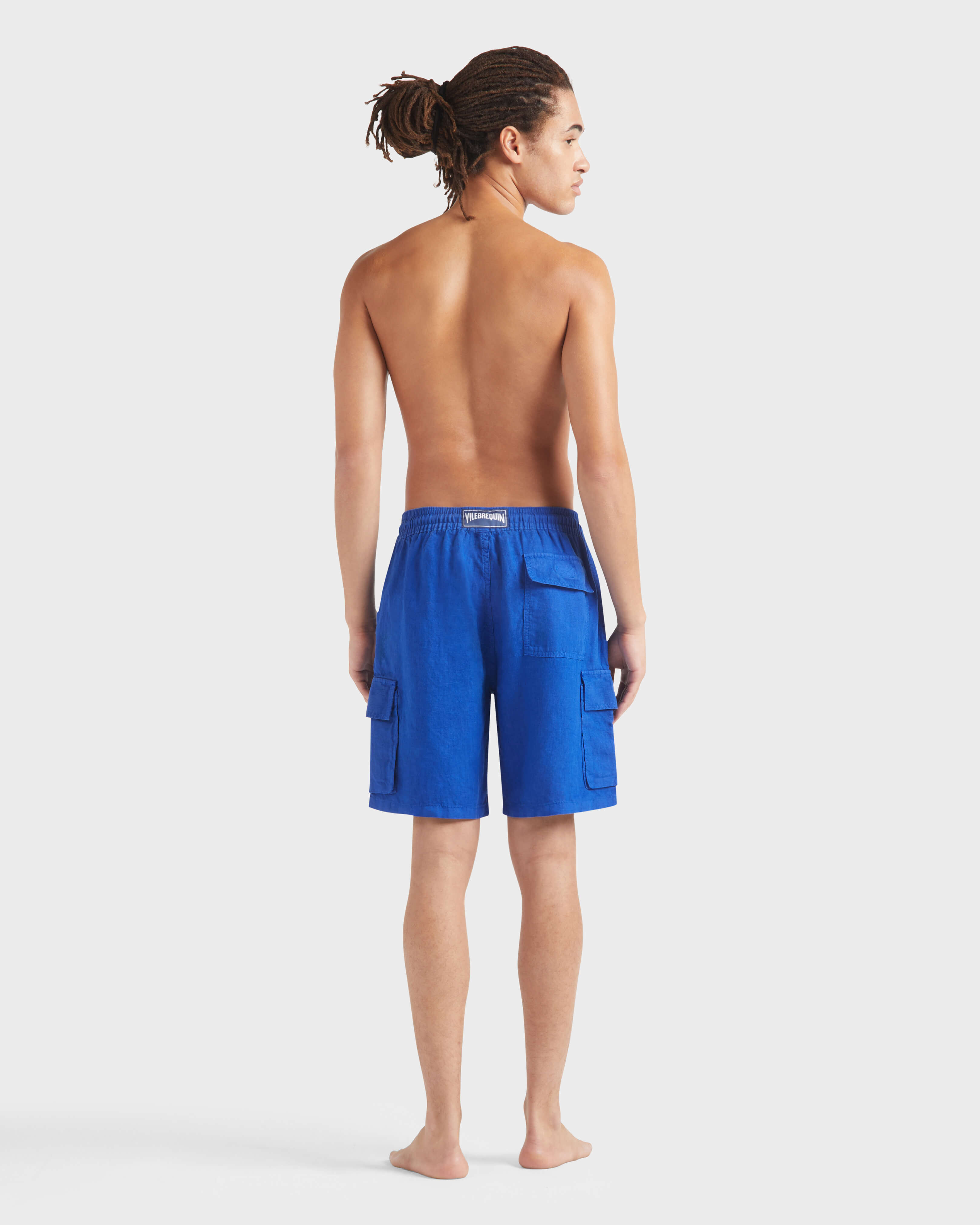 Bermudas de lino para hombre con bolsillos cargo MARRAKECH backworn view