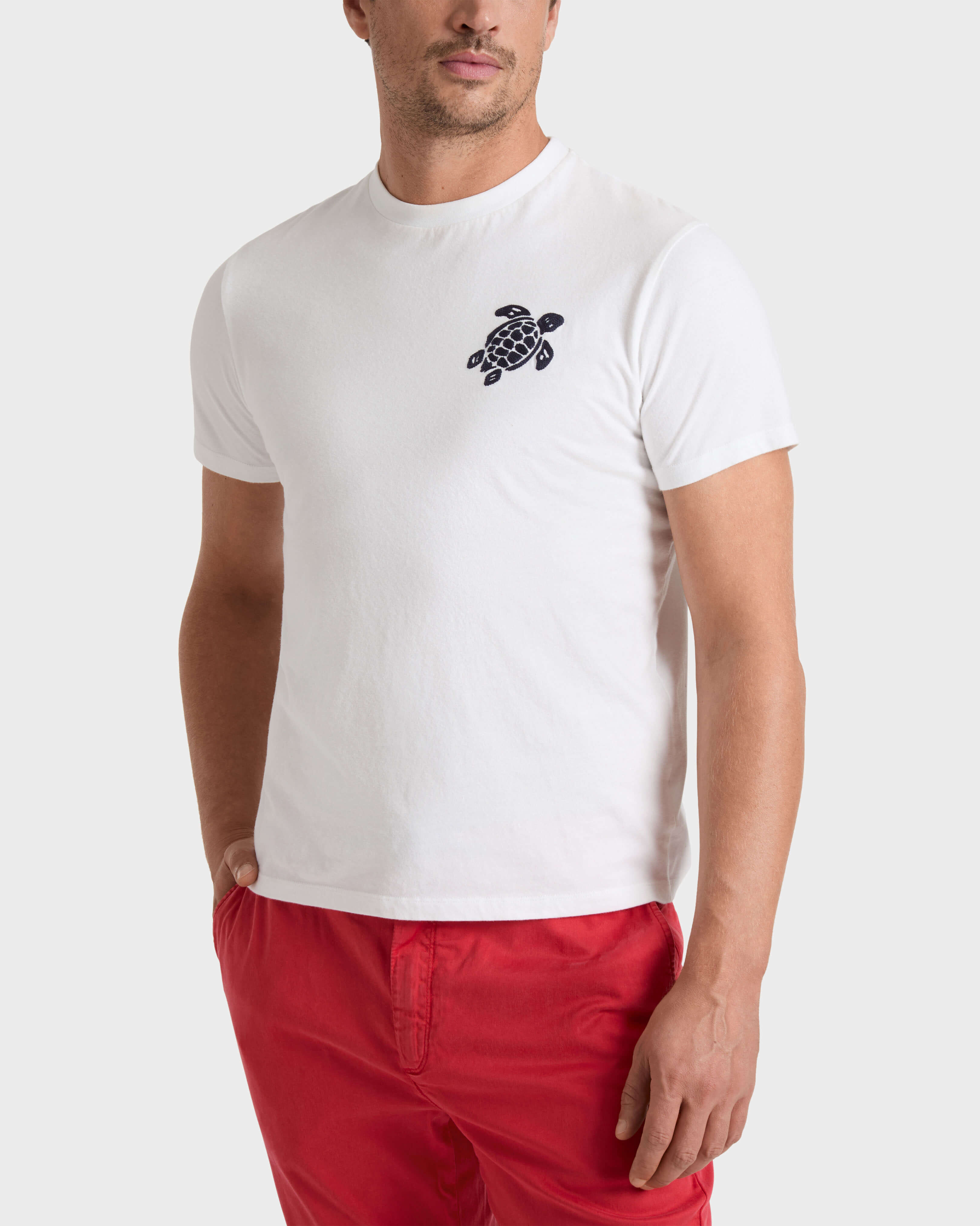 Camiseta de algodón orgánico con tortuga bordada para hombre BLANCO frontworn view