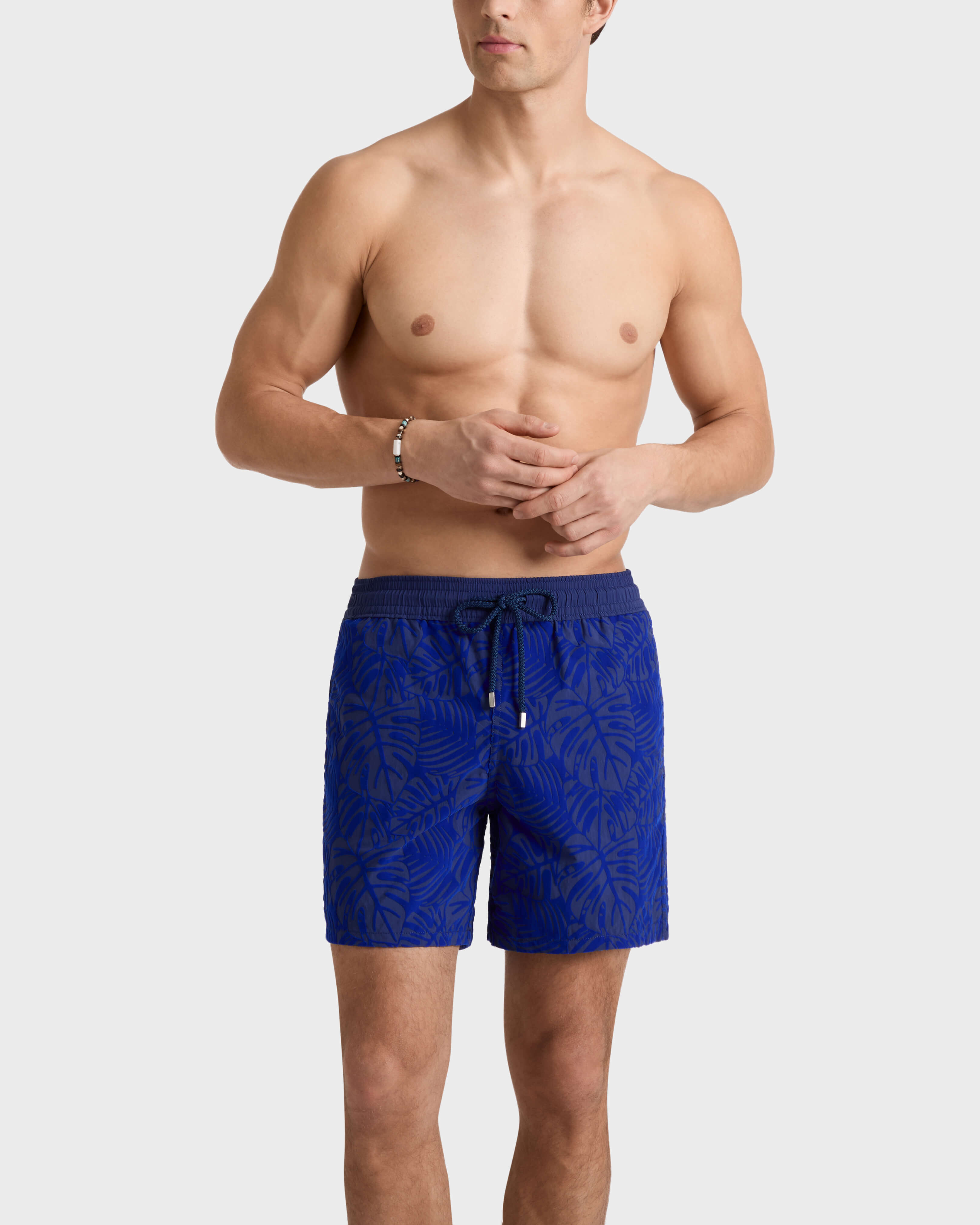 Beflockte Monstrera Badeshorts für Herren INK frontworn view