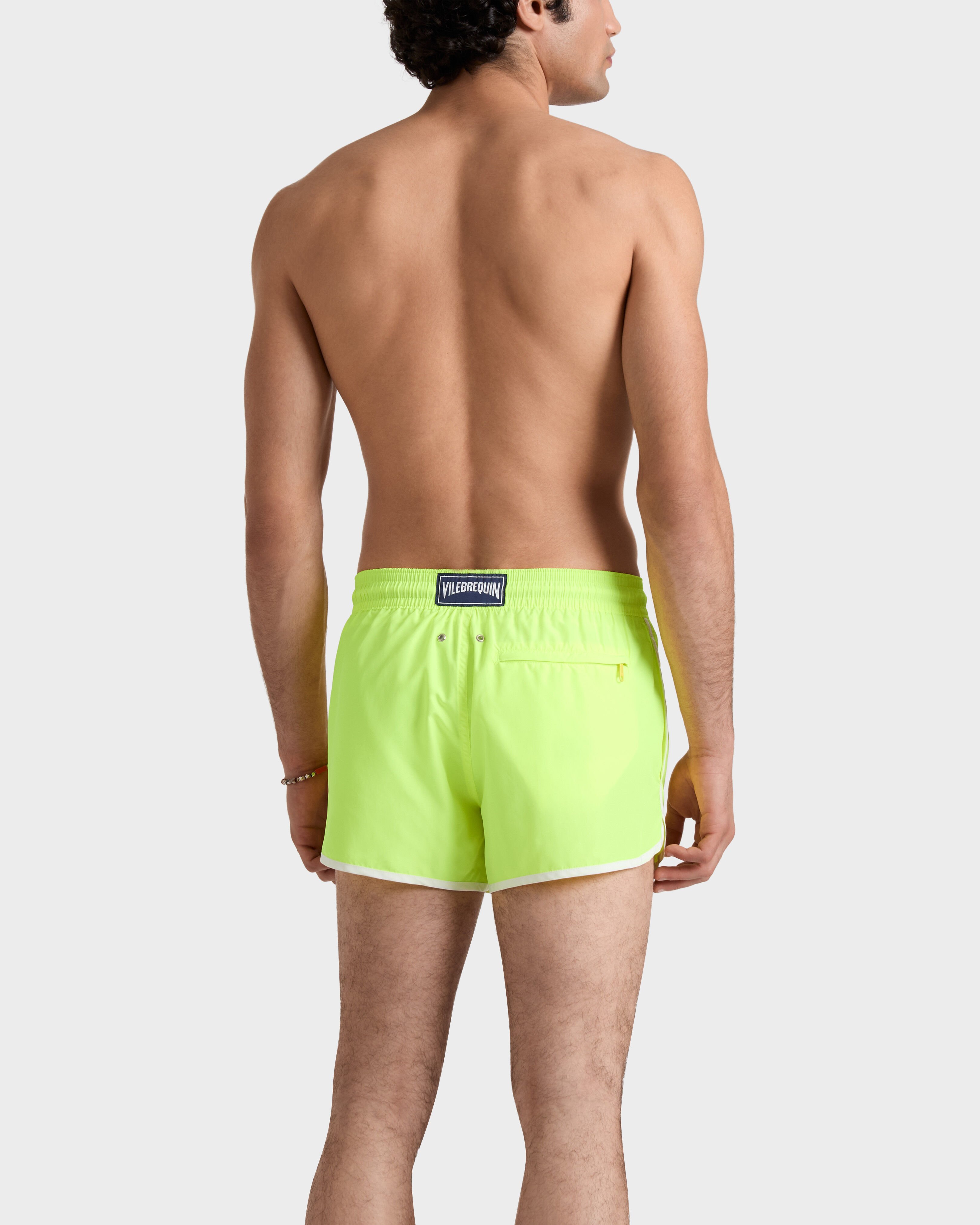 Maillot de bain homme court ultra-léger uni JAUNE FLUO backworn view