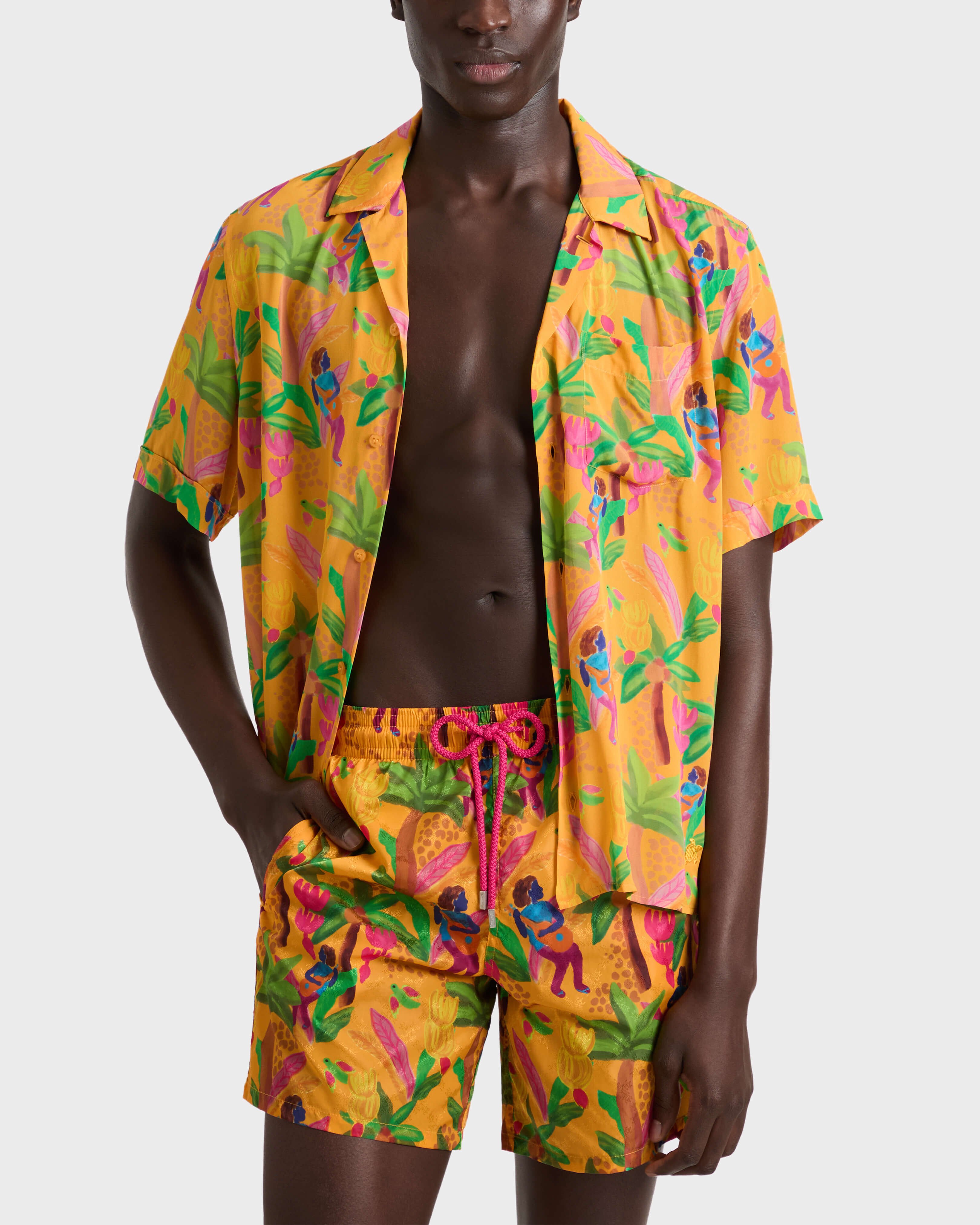 Tropicalia Monogram Turtles Jacquard Badeshorts für Herren MANGO frontworn view