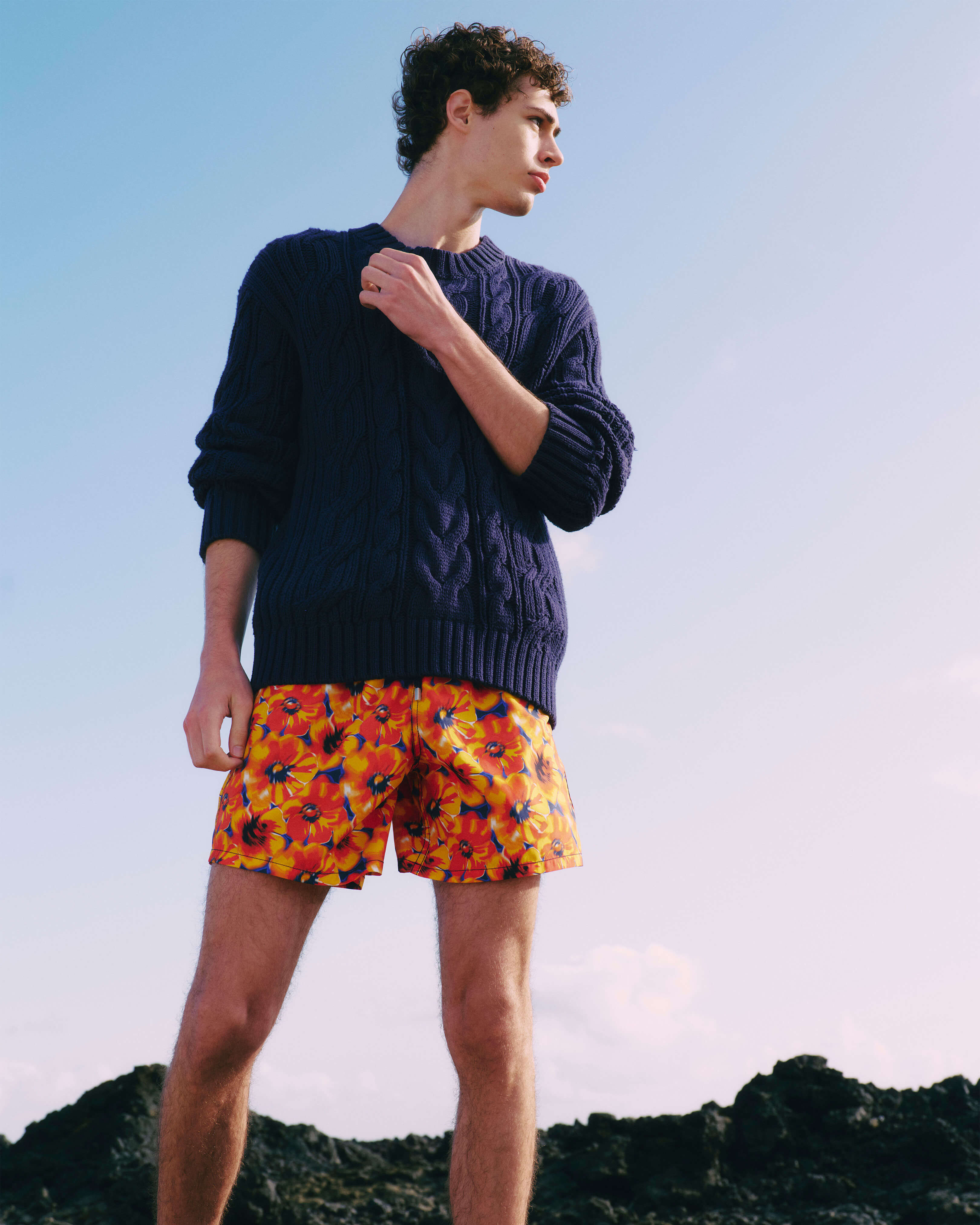 Herren Zopfmuster-Baumwollpullover MARINEBLAU lifestyle view