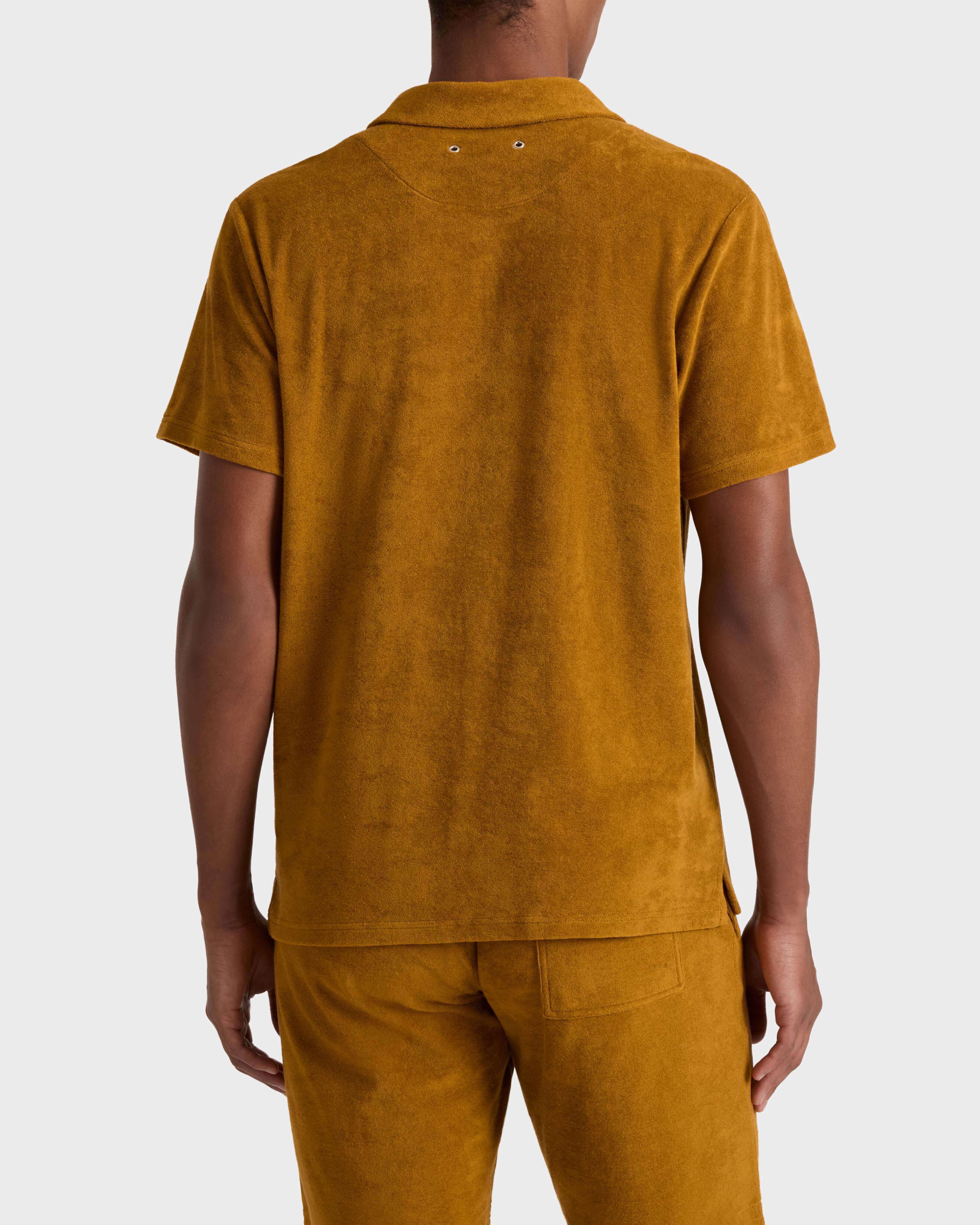 Camisa de bolos de tejido terry de color liso para hombre MUD backworn view