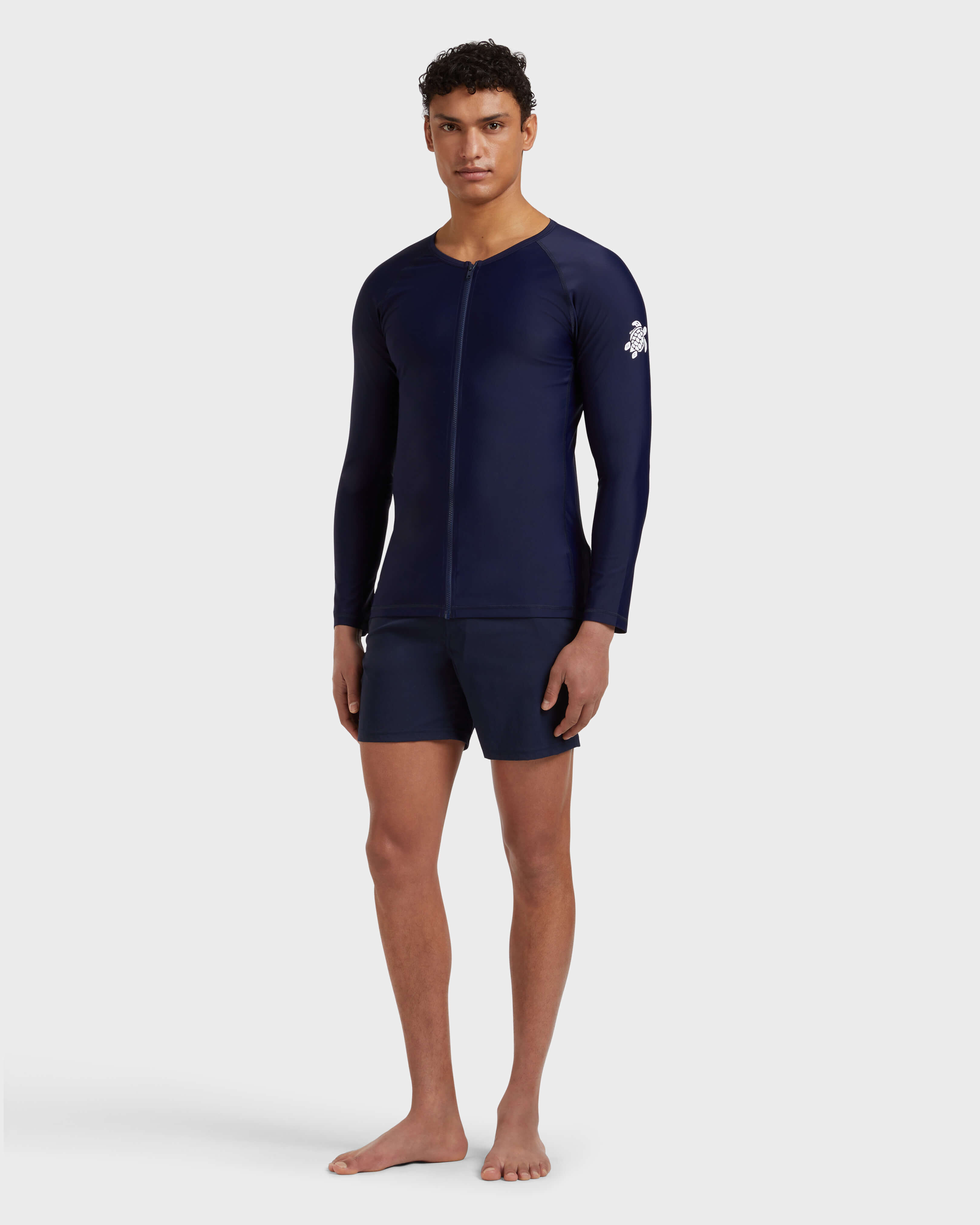 Camiseta de baño de color liso con cremallera y protección solar para hombre AZUL MARINO frontworn view