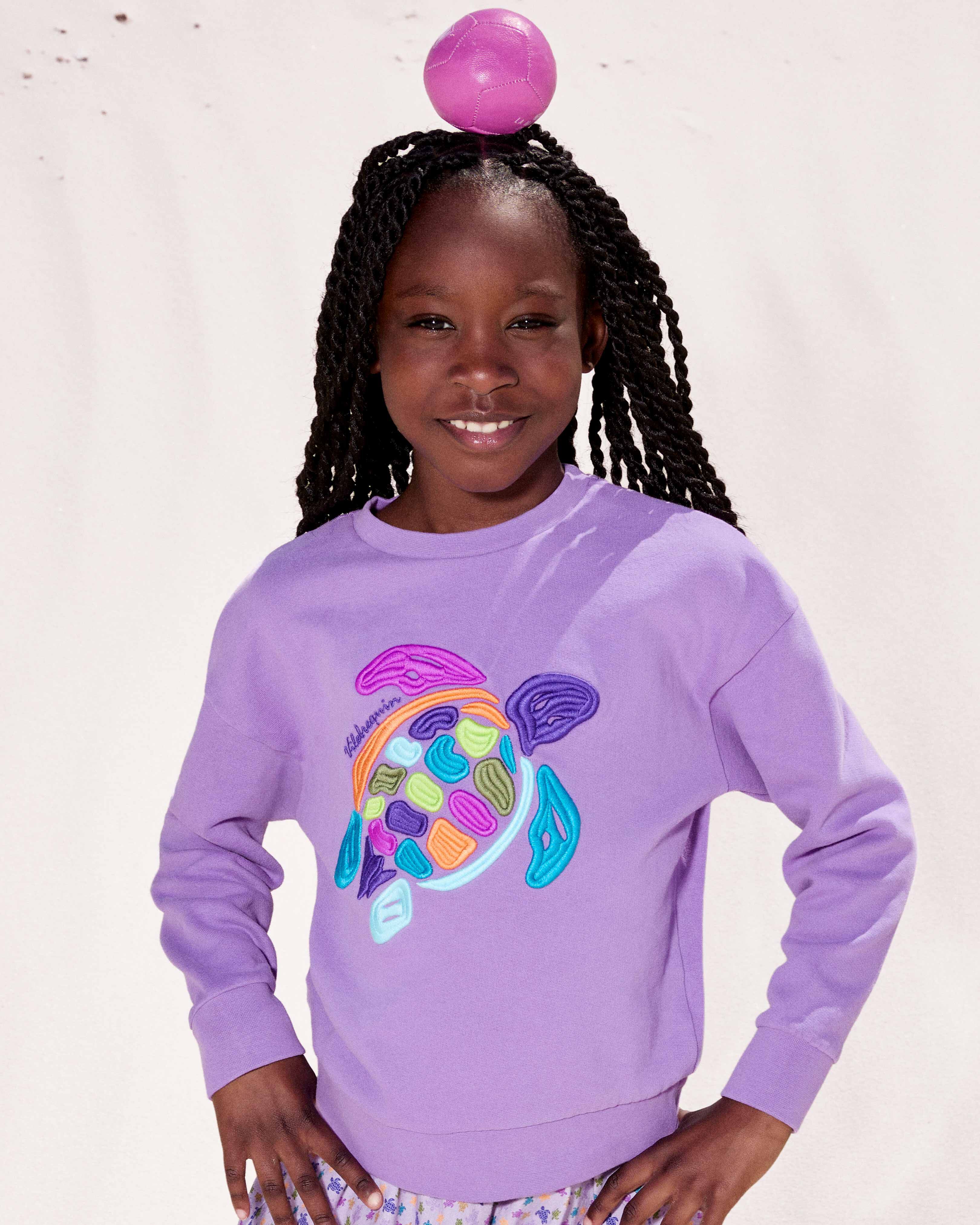 Jersey de cuello redondo de algodón orgánico con estampado Multico Big Turtle para niña ORQUIDEA lifestyle view
