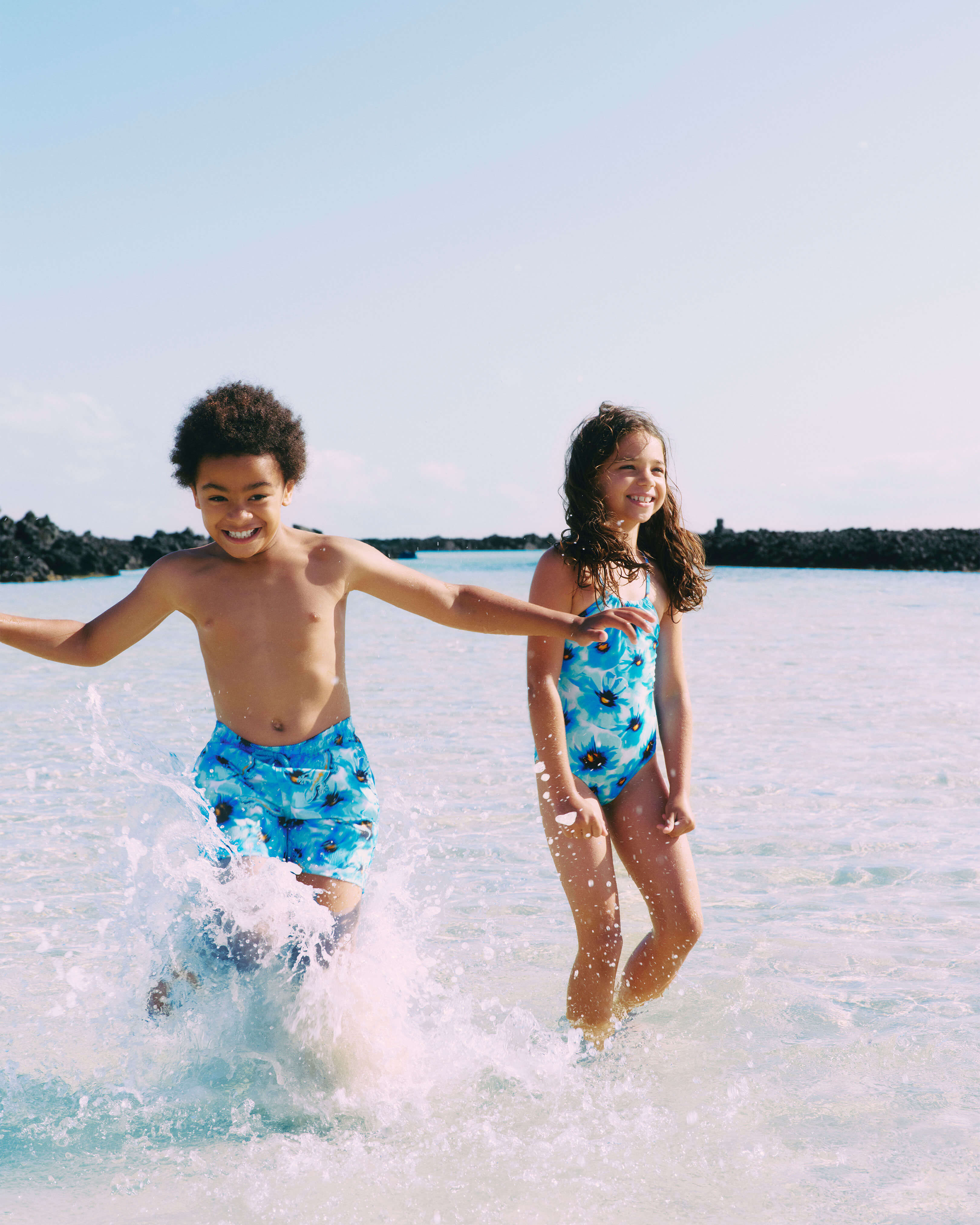 Maillot de bain une pièce fille Poppies TOPAZE BLEUE lifestyle view