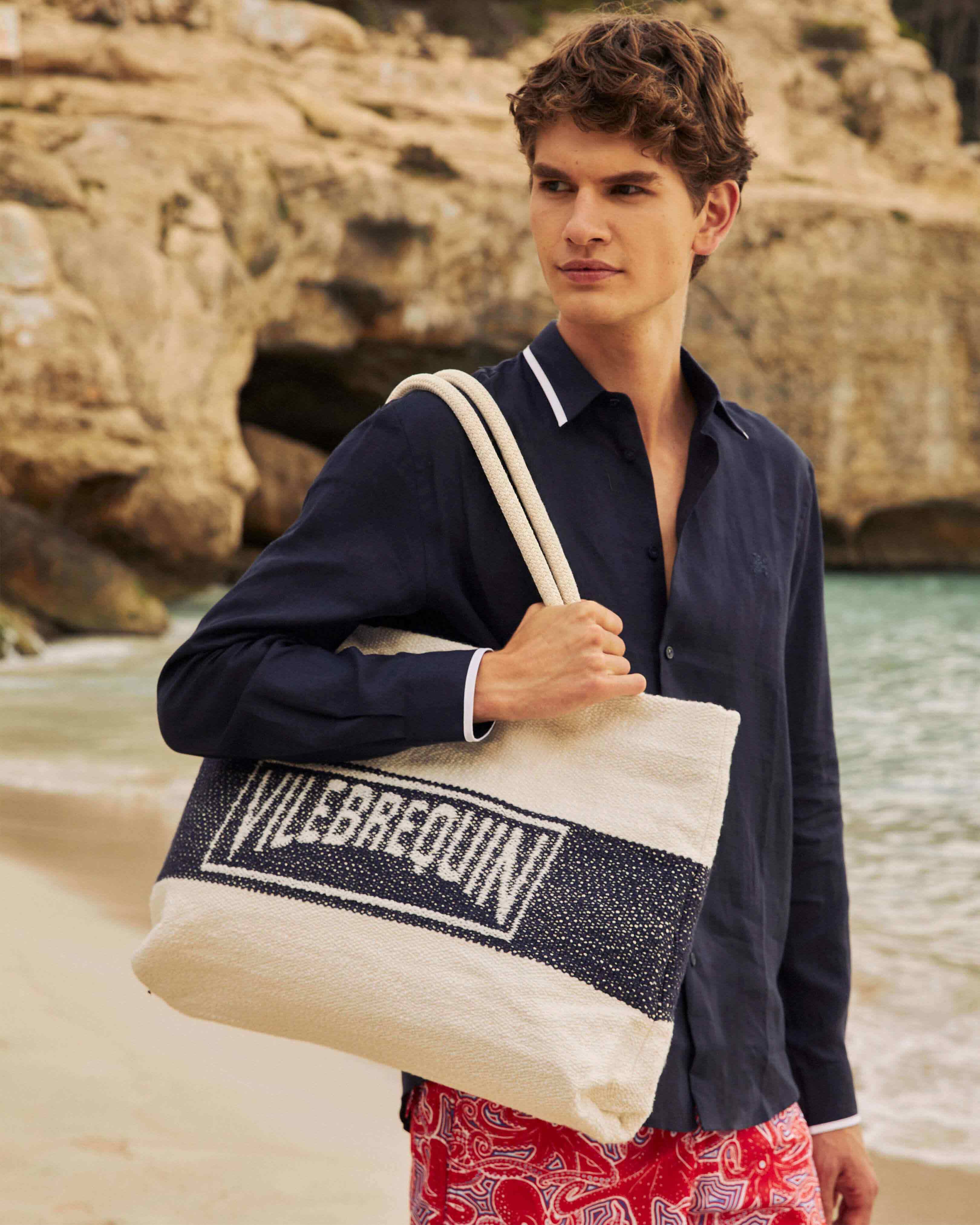 Sac de plage en coton tissé Vilebrequin BLEU MARINE lifestyle view