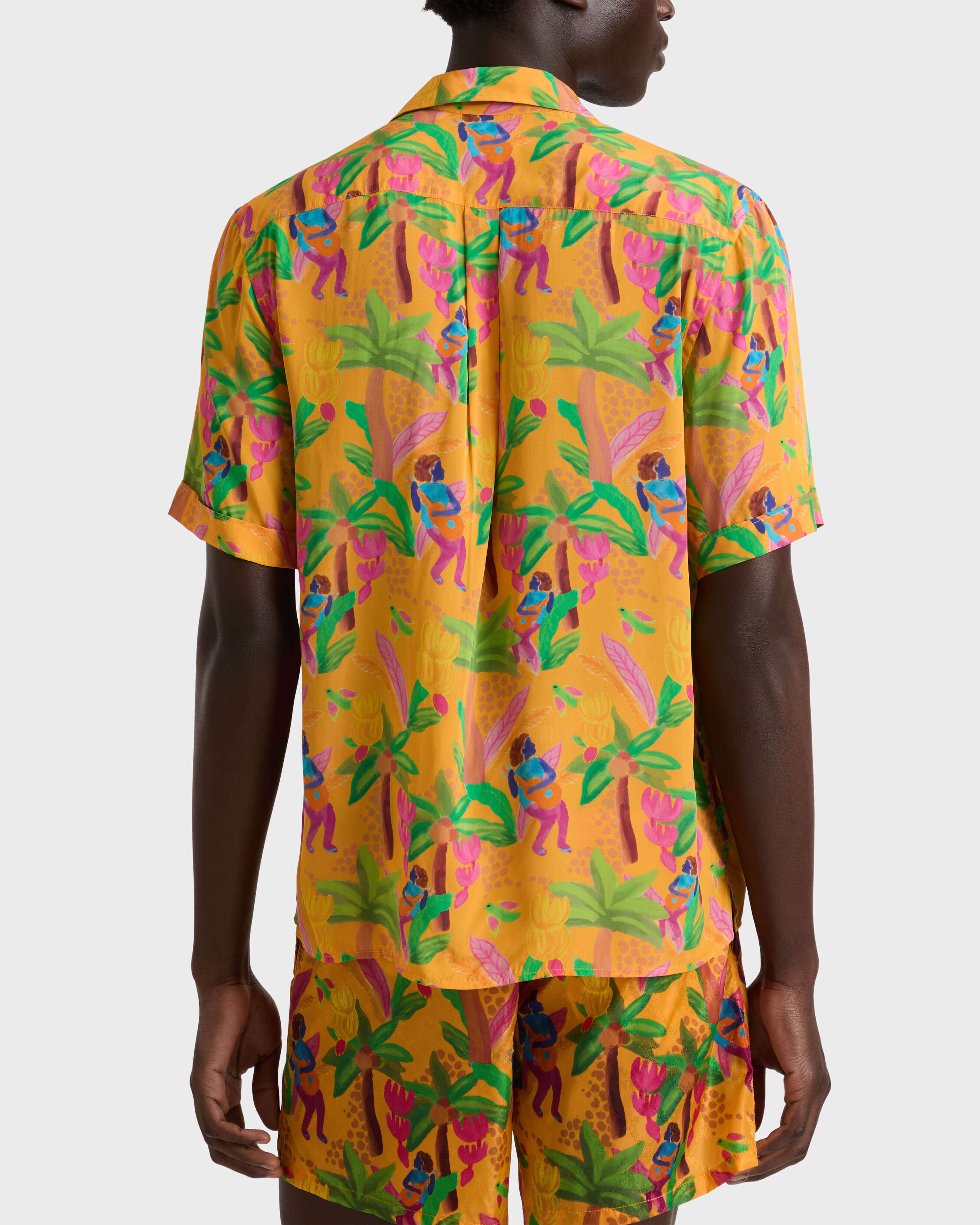 Camisa de bolos en seda habutai de viscosa con estampado Tropicalia para hombre MANGO backworn view